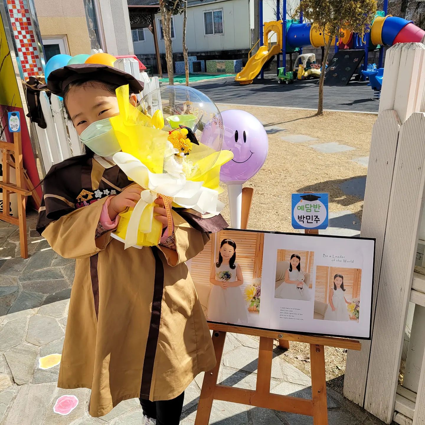 #졸업 👩‍🎓
벌써 유치원졸업이라니 ㅠㅠ
이제 진짜 초딩이라니 ...
아직 저는 학부형 준비안되어있는데요 ???
저만...준비하면되나봐요 😭
⠀
급 꽃다발도 주문했는데 민주가 너무좋아해줘서 뿌듯했고....
마지막이니 그동안 감사했던
선생님들께 선물도 준비하고
친구들이랑 헤어지니 아쉽다고 하는 민주를 위해 ...
학사모 목걸이도 만들고 👩‍🎓
우리민주는 세상 좋다고
그래놓고 대성통곡해서 돌아온거 안비밀 🤭🤭
자기전에도 친구들 선생님들 보고싶다 울먹이며 잠들더라구요
⠀
초딩입학하면 새로운 친구들 만나서 신나할꺼면서말이죠 😆
⠀
졸업식끝나고 스테이크 먹고싶다고해서 스테이크도 먹고 ...
앵무새카페 가고싶다해서 갔다오고 진짜 졸업식이 너무 고된하루 😱
민주가 좋았음된거죠 머...❤
⠀
⠀
#우리딸졸업축하해
#새로운출발을응원할께
#오늘은고양이카페가고싶으시다고
#엄만언제쉴수있니...?
#어제하루너무많은걸했는데