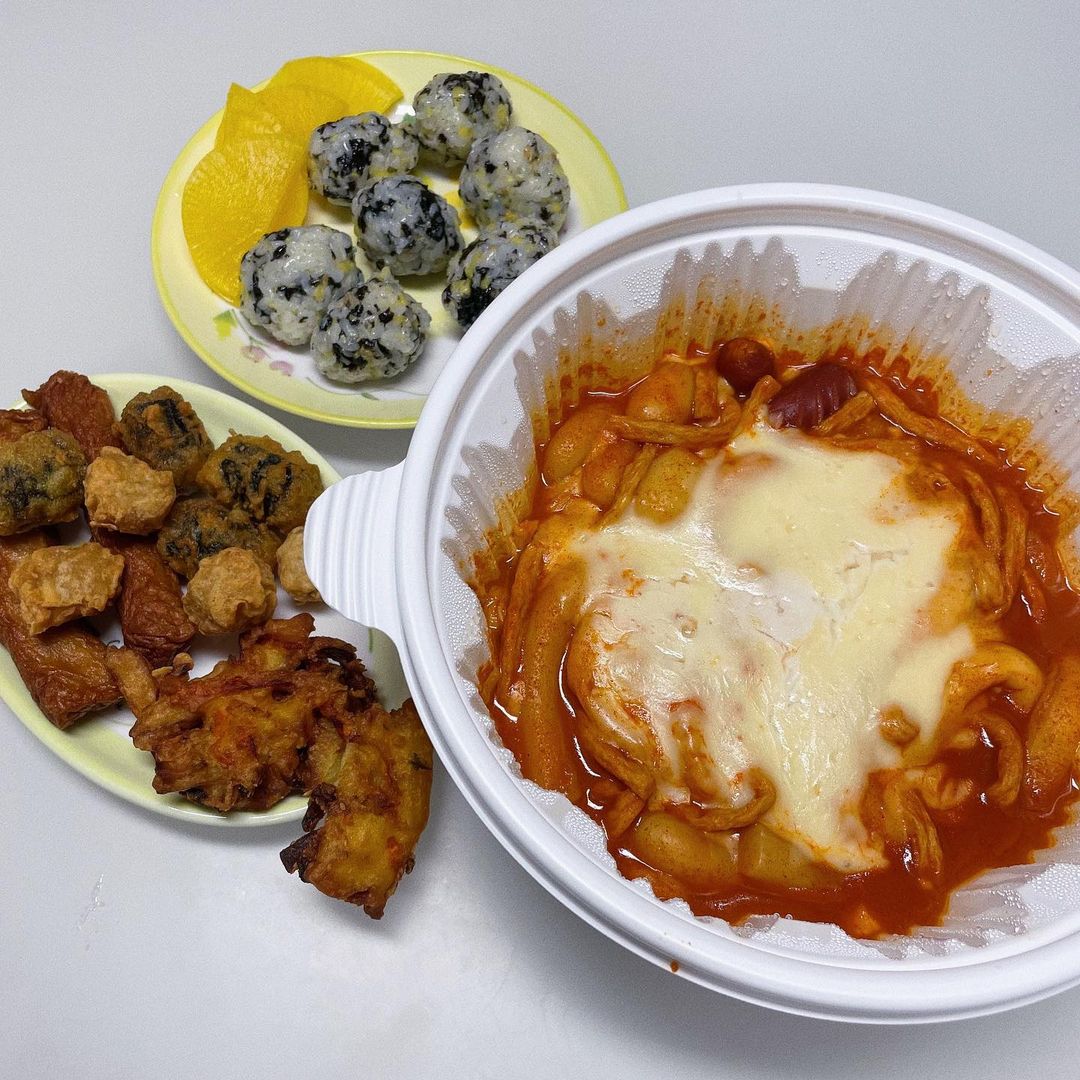 먹도리🍽💙 on Instagram: “#협찬 #오떡후 🥘 오떡후 고척점 📍 서울시 구로구 고척동 인친님들 주말 잘 보내구 계신가요오? 오늘은 떡볶이 맛집을 들구왔어요! 오떡후 SET 1번을 먹었는데,