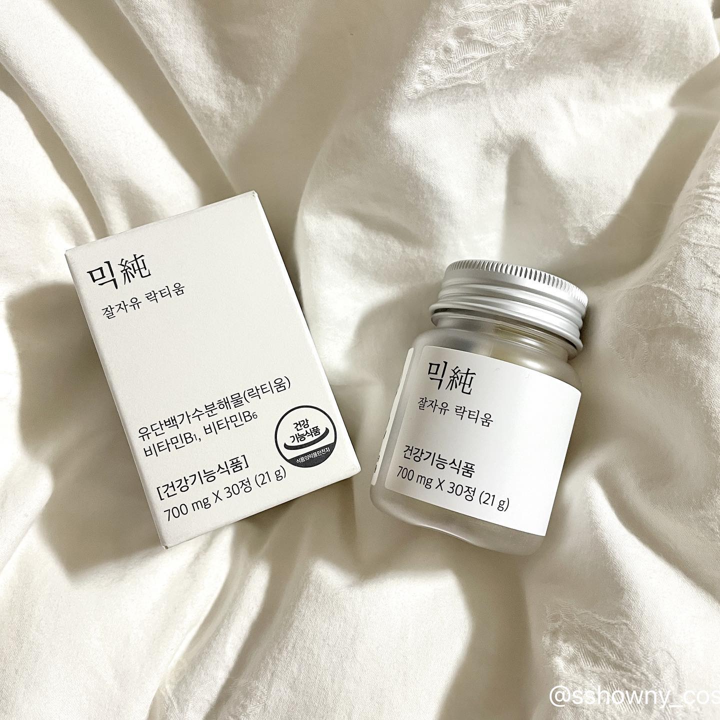 [믹순생활] 잘자유 락티움 ㅣ 30정
#제품제공 #협찬 

🥛꿀잠과 피부 건강의 시작!

“수면 건강이 곧 피부 건강”

잠을 못자면 푸석푸석함이 갑자기 올라오고 잠을 잘자면 피부가 빤딱거리는 건 다들 경험해보셨을 것 같아요.

믹순과 개별인정원료 락티움이 만난 황금레시피로 꿀잠 자봅시다 !

🥛락티움(유단백가수분해물)

- 하루 권장 섭취량 300mg 함유
- 아기의 편안한 수면에서 착안하여 개발된 기능 성분으로 우유를 가수분해하여 만든 생리활성 단백질 팹타이드로 수면의 질 개선에 도움을 줄 수 있어요.

=> 기능성 원료 락티움의 인체적용시험 결과
1.  수면 효율 증가
2.  잠드는 시간 감소
3.  총 수면 시간 증가
4.  자다 깬 시간 감소
**위 실험결과는 모든 사람에게 동일하게 적용되는 것은 아닙니다.

🥛아침에도 상쾌하게!

활력을 채워주는 비타민B1, B6 함유
#비타민B1(독일산): 탄수화물과 에너지 대사에 필요
#비타민B6(독일산): 단백질 및 아니모산과 혈액의 호모시스테인 수준을 정상으로 유지에 필요

🥛부원료도 꼼꼼하게!

식물성&미네랄 부원료 9종 함유
#카복시메틸셀룰로스칼슘+해조분말+목화씨유분말+옥수수단백질+혼합제제+피쉬콜라겐(국산)+치커리뿌리추출물+덱스트린+L-트립토판+캐모마일추출물+홍경천추출물+L-테아닌+몽모랑시타트체리분말

🚫잘자유 락티움은 다음 성분은 함유하지 않습니다!

스테라린산마그네슘, HPMC, 착색료, 감미료

🥛한 알로도 충분하게! 잠들기 전, 간편하게!

잠들기 한 시간 전, 꾸준한 섭취로 수면의 질 개선이 가능해요.
여러 알도 아니고 크기가 크지도 않아서 편하게 먹을 수 있을 것 같아요!

🥺어느덧 믹순이 2기로써 쓰는 마지막 글이네요!
보니까 벌써 1년을 믹순과 함께했더라구요.
뿌듯하기도 아쉽기도 해요 ㅎㅎ ㅠㅠ

 각종 성분들을 많이 넣은 제품들이 아니라 단일 성분 혹은 핵심 성분 몇가지에 집중한 믹순 제품들을 보며 지금까지 많은 성분들이 들어가는 것을 좋게 여기는 경향이 있었던 저를 되돌아보는 기회가 됐어요.
 서포터즈로 광고성 글을 쓰긴 했지만 믹순 제품들은 실제로도 진짜 계속 사용중이고 추가 구매도 꾸준히 하고 있어요 ㅎㅋㅋㅋㅋ 써보고 좋은 제품들은 친구들한테 선물도 여러번 했을 정도 입니댜 ,,:)

 오래 한 만큼 애정이 가는 브랜드 인 것 같아요. 점점 제품도 다양해지고 세포라에 입점하는 등 무럭무럭 성장할 것 같은 브랜드랍니다.

앞으로도 응원하겠어여 화이팅❤️
