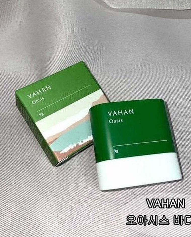 윤지’s Instagram post: “#제품제공🍏 바한 오아시스 바디 밤 🍏 . - 밤 타입으로 되어있어서 수시로 발라주기 너무 좋은것 같아요. . - 가방 안에 넣고 다니기도 좋은 사이즈여서 잘 가