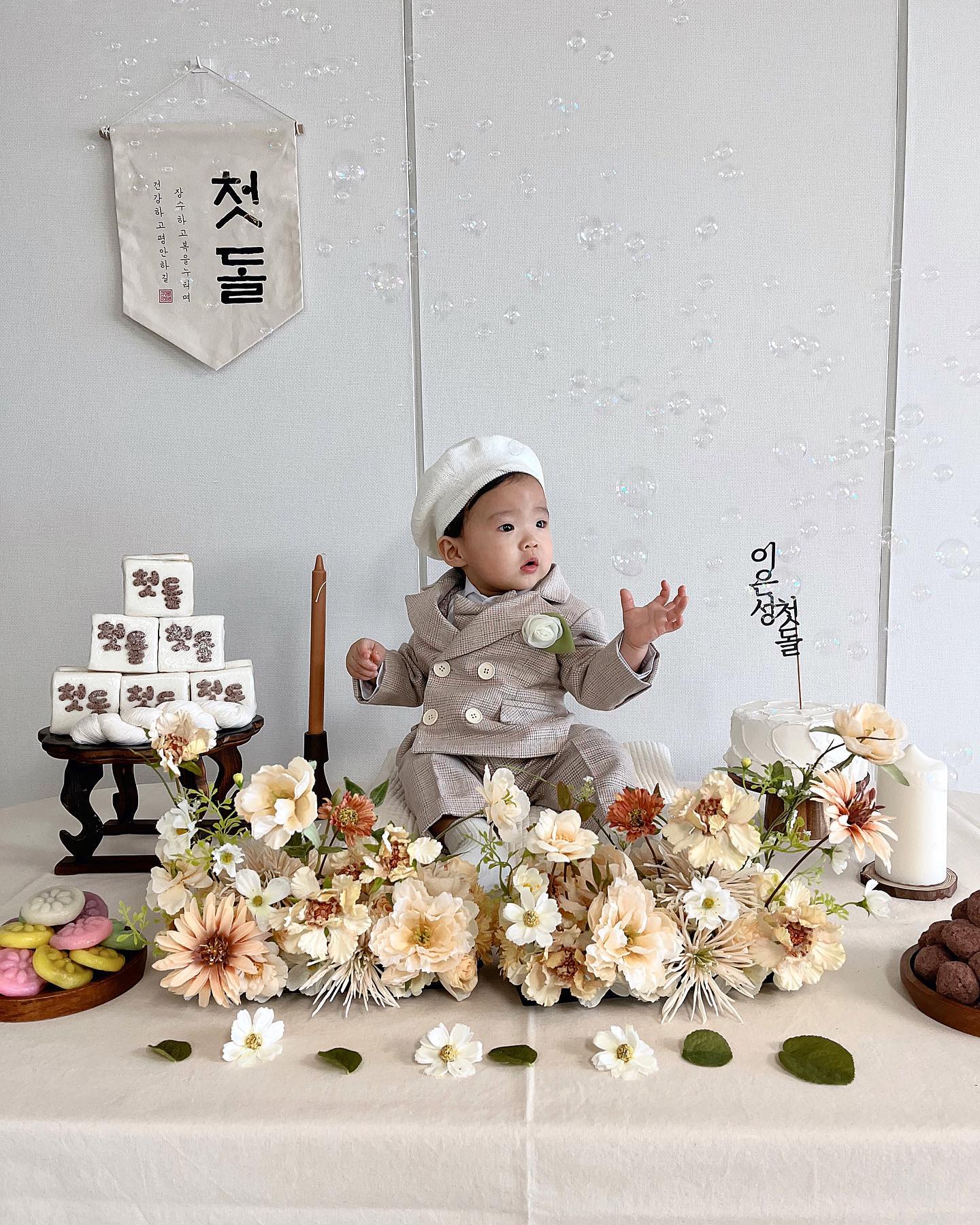 우리 둘찌아들 첫 돌 축하해😍

태어난지 얼마 안된 것 같은데
벌써 돌이라니 ㅎㅎ
태어날때 아팠던 것도
신기할 정도로
말끔히 다 낳고
복덩이 우리 아들❤️

앞으로도 건강하고 행복하게 지내자😊😊