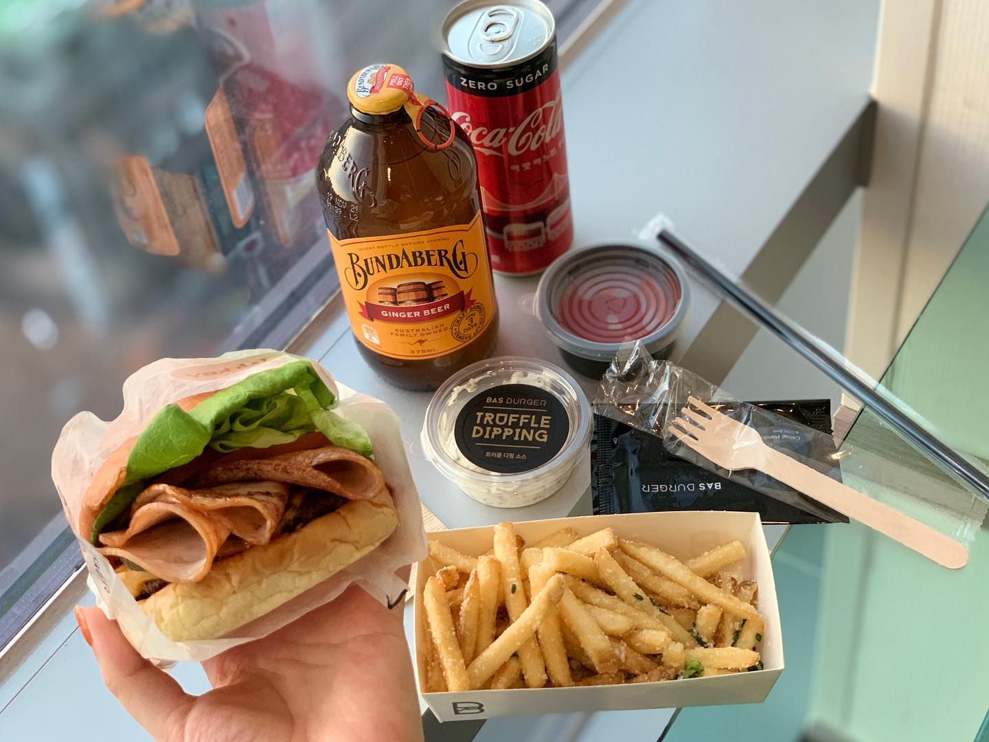 제..수제버거 취향은요…😋🍔⠀
⠀
누구나 마음속에 #수제버거 하나쯤은 품고 다니잖아요?!🤣
제 마음속 수제버거 탑티어는 바로~~ #바스버거 랍니당🙌🏻⠀
⠀
학교 다닐때 우연하게 맛본 이후로 요기 #머쉬룸버거 
못 잃는중..이에요.. 하지만 저날은 짭쪼름한 메뉴가 
땡겨서 #칠면조 버거로 주문했어요! ⠀
⠀
[ #냠솔리뷰_배달 ] ⠀
✔️칠면조버거 세트메뉴 (감자튀김 + 음료) 12,900원 ⠀
✔️ 트러플 마요 디핑소스 1,000원 추가! ⠀
⠀
진짜 바스버거 누가 만들었는지 상줘야해욥.. 퍽퍽한 맛 
없이 쫄깃한 빵 식감에 #소고기 패티 + #터키 슬라이스
조합이라 든든했어요👍🏻 
⠀
전 치즈 + 토마토 + 할라피뇨 조합도 넘 좋아해서 
느끼함없이 맛나게 묵었답니다😋 개인적으로 #필살기 
라고 생각하는 #트러플 디핑 마요소스에 #감자튀김 도 
푹~~ 찍어 먹어보시는 걸 추천🥰❤️ ⠀
(그리고 용인에 누가 좀 만들어주세요…plz)