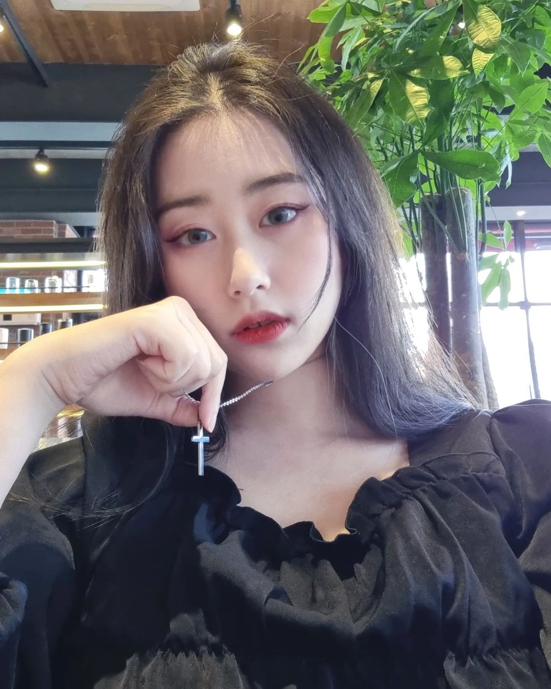 佳濫 on Instagram: “#데일리유니크 에서 목걸이 #협찬 받았습니다☺ 구매좌표 👉 http://naver.me/F5LMoCve 🖤 볼드한 십자가가 전체적으로 패션을 힙하게 만들어 줍니다. 체인 길이와 두께를 선택