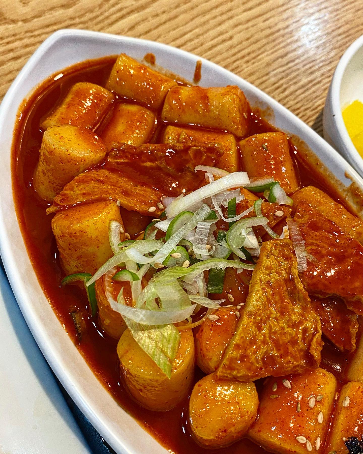 [악어떡볶이] #소또먹_왕십리 
유퀴즈에 나와서 세상 핫해졌던 악어떡볶이!
떡볶이 덕후들은 다들 아시죠?

사실 학교 앞에 있어서 친구들과 자주 갔었던 곳인데,
방송 이후 줄이 어마어마해서 도저히 갈 수가 없었네요😭

악어떡볶이의 가장 큰 매력은 역시 쫠깃한 쌀떡이에요❤️ 
맵기는 선택할 수 있는데, 저는 주로 살짝 매콤한 중간맛을 
선택합니다. 꾸덕한 느낌보다는 개운하고 깔끔한 양념이에요! 

고구마튀김, 오징어튀김, 야채튀김, 김말이, 계란으로 구성된 모듬튀김도 시켜서 떡볶이 국물에 꼭 찍어먹어야 하구요☺️ 
김밥은 무난하지만 든든!

이번엔 먹지 않았는데, 인스턴트 느낌 제대로 나지만 
자꾸 땡기는 맛인 우동과 쫄면도 제법 인기에요!

멀리서까지 찾아갈 맛까진 아니나, 
가끔씩은 꼭 땡겨서 종종 찾는 곳입니다.

#악어떡볶이 #왕십리맛집 #한양대맛집 #떡볶이맛집 #행당동맛집 #분식맛집 #분식 #떡볶이 #김밥 #튀김 #유퀴즈온더블럭 #유퀴즈
