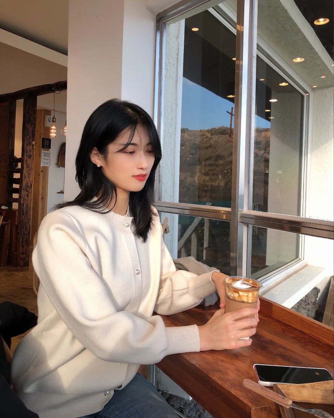 슈니😊 on Instagram: “#협찬 아이보리 색감의 깔끔한 니트 청순하면서도 단정한 느낌을 만들어주는 옷이랍니다 :) 저는 아이보리 니트에 청바지를 매치해봤어요 진주 느낌의 단추가 point! 진
