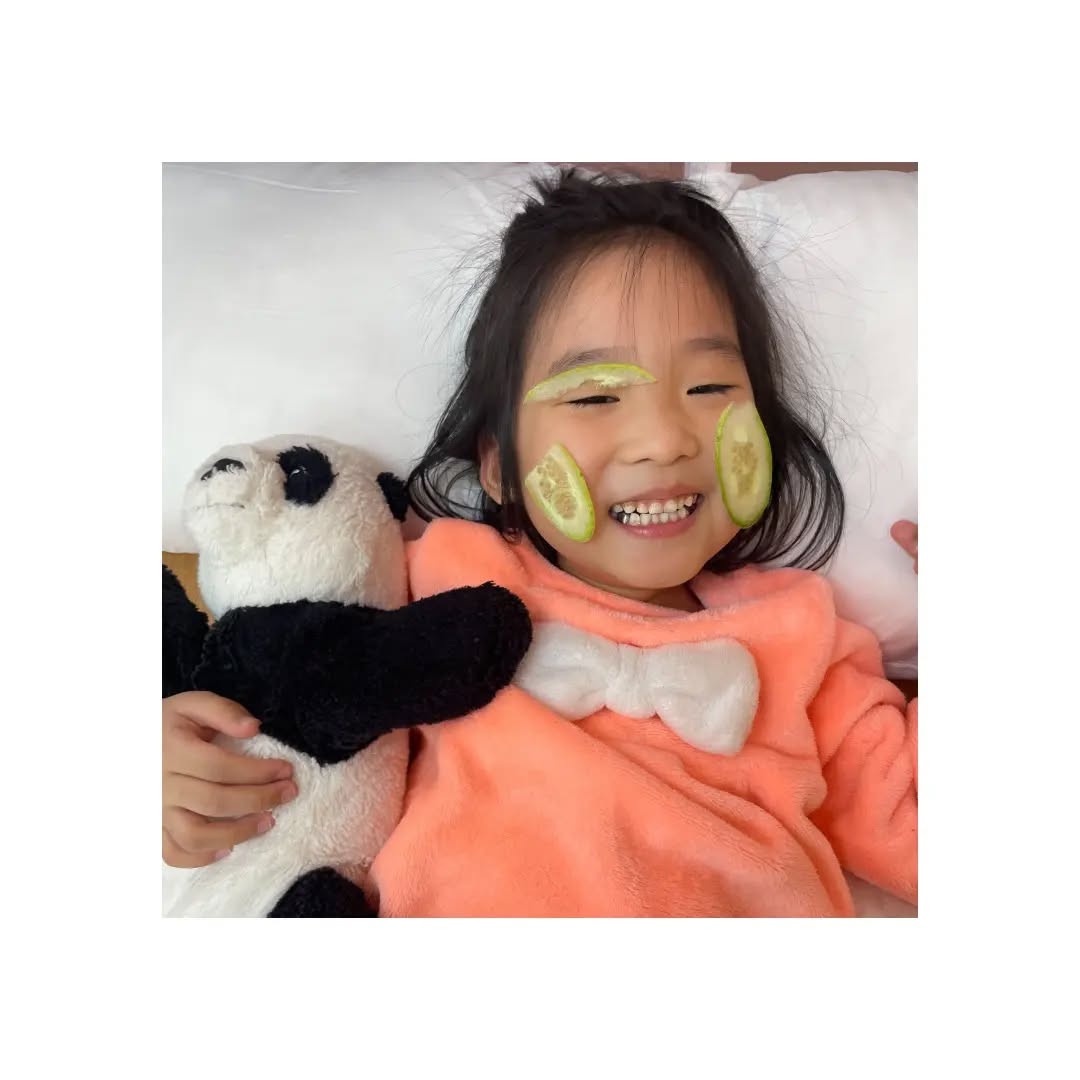 #파자마파티 

지겨운 자가키트 
이제 그만ㅠㅠ
17명중 4명이 함께한 파자마파티
그래도 즐거워따

작년에 사놓은 #우주블리잠옷
이쁨이 폭발한다❤

오자마자 오이팩도 했다고 자랑함
.
.
.
#얼집일상 #잠옷파티 #오이팩 #잠옷스타그램
#라온_그램 #육아일기 #닭띠아기 #생후1689일 
#6살아기 #육아소통