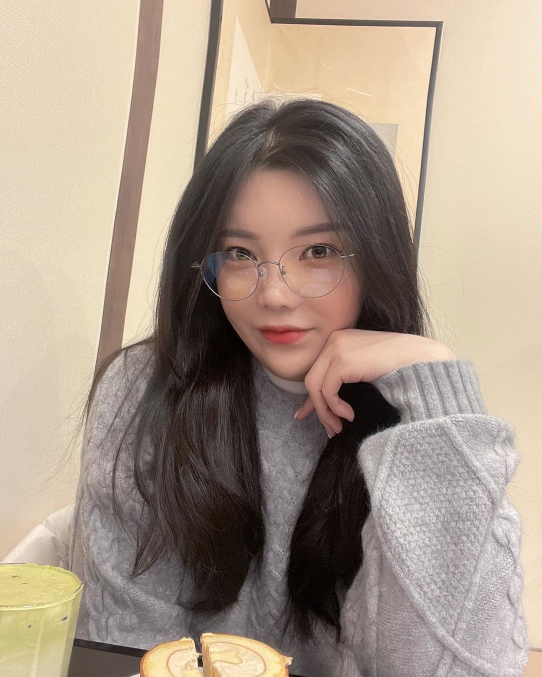 쏘이’s Instagram profile post: “나름 지적이고 싶은 컨셉 중...(?)🖐🏻 ⠀ 이번에 @s7iluvu (에스세븐일루부)에서 이쁜 안경을 선물 받았어요👓💕 ⠀ 가끔 패션안경 쓰면 코가 낮아서 자꾸 흘러