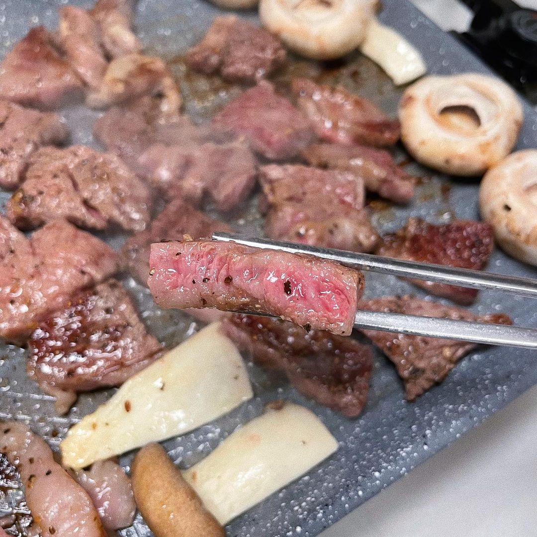 먹도리🍽💙 on Instagram: “🥩 #협찬 마장동 태영한우 📍 태영한우 스마트스토어 구매 가능 👉 https://bit.ly/3Earius ✔️1++등급 꽃등심 300g (+와사비) 오늘은 마장동의 대표!! 한우를 들고 와써