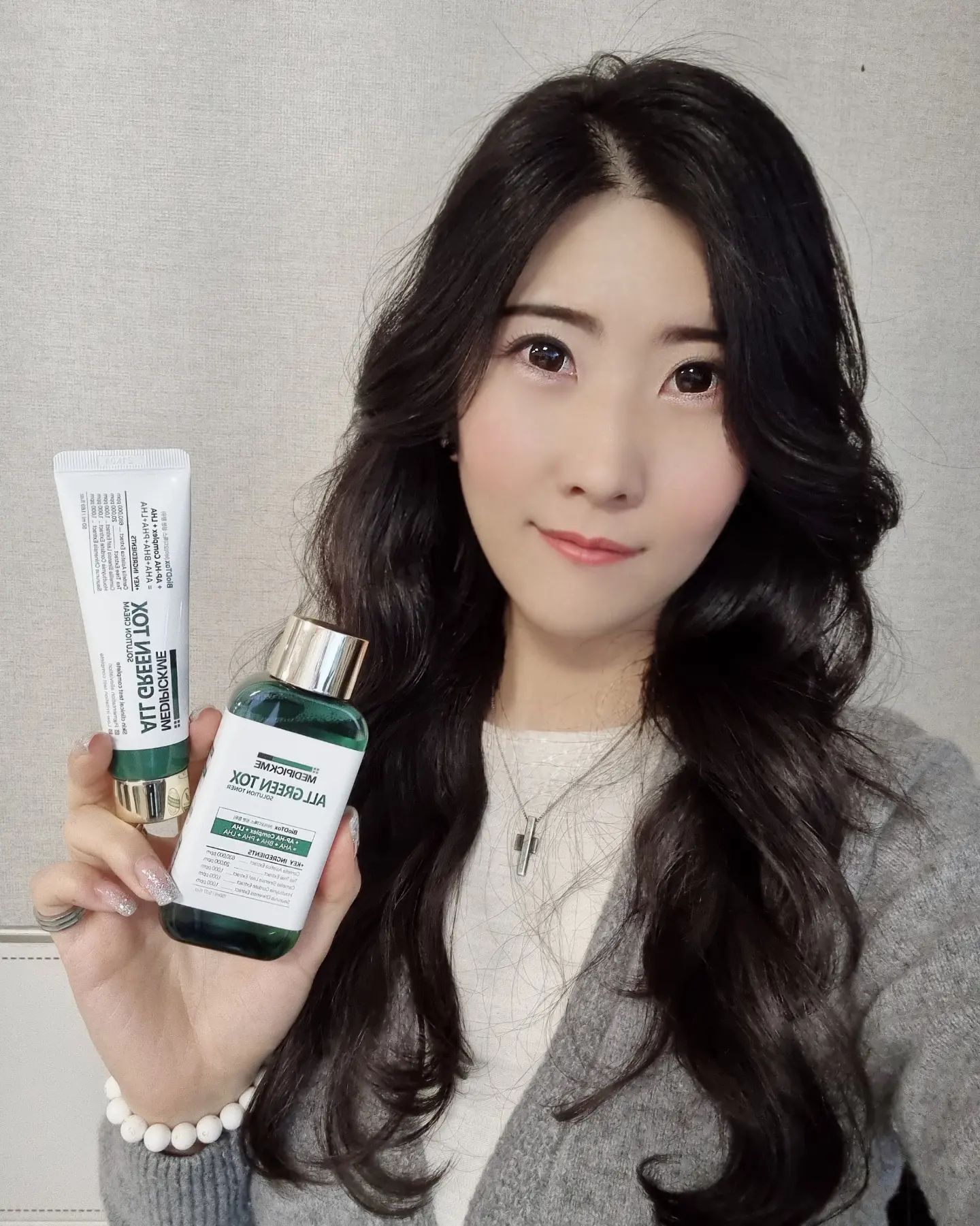 #협찬 #메디픽미올그린톡스솔루션토너
#메디픽미올그린톡스솔루션크림
장시간 마스크 착용으로 특히 입주변이나 턱주변에 트러블이 잘 생겨서서 병풀 추출물이 함유된 제품중 함량이 높은 메디픽미올그린톡스솔루션토너&크림을 사용 해 보니 확실히 트러블이 빨리 가라 앉게되네요 👍
피부저자극 테스트 완료, 여드름피부 적합 및 모공,피지 개선 테스트 완료, 20가지 유해성분 배제한 제품이라 안심하고 사용중인데 무엇보다도 트러블을 빠르게 진정 시켜 주니까 이것만 사용 하게 되네요 🤭 
시카68%함유로 트러블완화, 진정과 회복 그리고 재생을 돕고 바이오디톡스가 해독효소 작용으로 피부를 정화,  4대 필링성분인 AHA/BHA0.1%/PHA/LHA 각질, 피지, 모공케어를 도우며 AC2펩타이드 콤플렉스 성분이 안티에징를 도와 탄력과 주름 개선을 해 주고 미백 특허 성분인 알파 멜라이트+마데 화이트 성분이 피부 흔적케어를 해 주어 미백&주름 2중기능성 화장품으로 요고 한세트만 사용을 해도 피부 케어 끝 ! 참쉽죠잉~ 
트러블케어 할려구 사용했는데 덤으로 피부 미백과 주름개선 탄력까지 케어받는 기분이라 뭔가 이득본 느낌쓰 ㅎㅎ🤣🤣
특히 귀차니즘이 있는 저와 같은 분들이라면 메디픽미올그린톡스솔루션토너&크림으로 한번에 피부케어가 가능한 토탈솔루션으로 추천드립니당 !
.
.
구매링크👇👇👇
https://medipickme.com/
.
.
#여드름크림 #여드름화장품 #여드름토너 #트러블케어 #병풀추출물 #여드름비누 #트러블진정 #시카크림 #청소년여드름화장품 #좁쌀여드름화장품 #여드름피부관리 #더마화장품 #메디픽미올그린톡스 #올그린톡스솔루션 #작심토너 #SOS토너 #피부구원템 #응급토너 #고민쓱싹토너 #피부개선 #모공해결사 #바르는필링크림 #아하크림 #바하크림 #아하바하파하라하