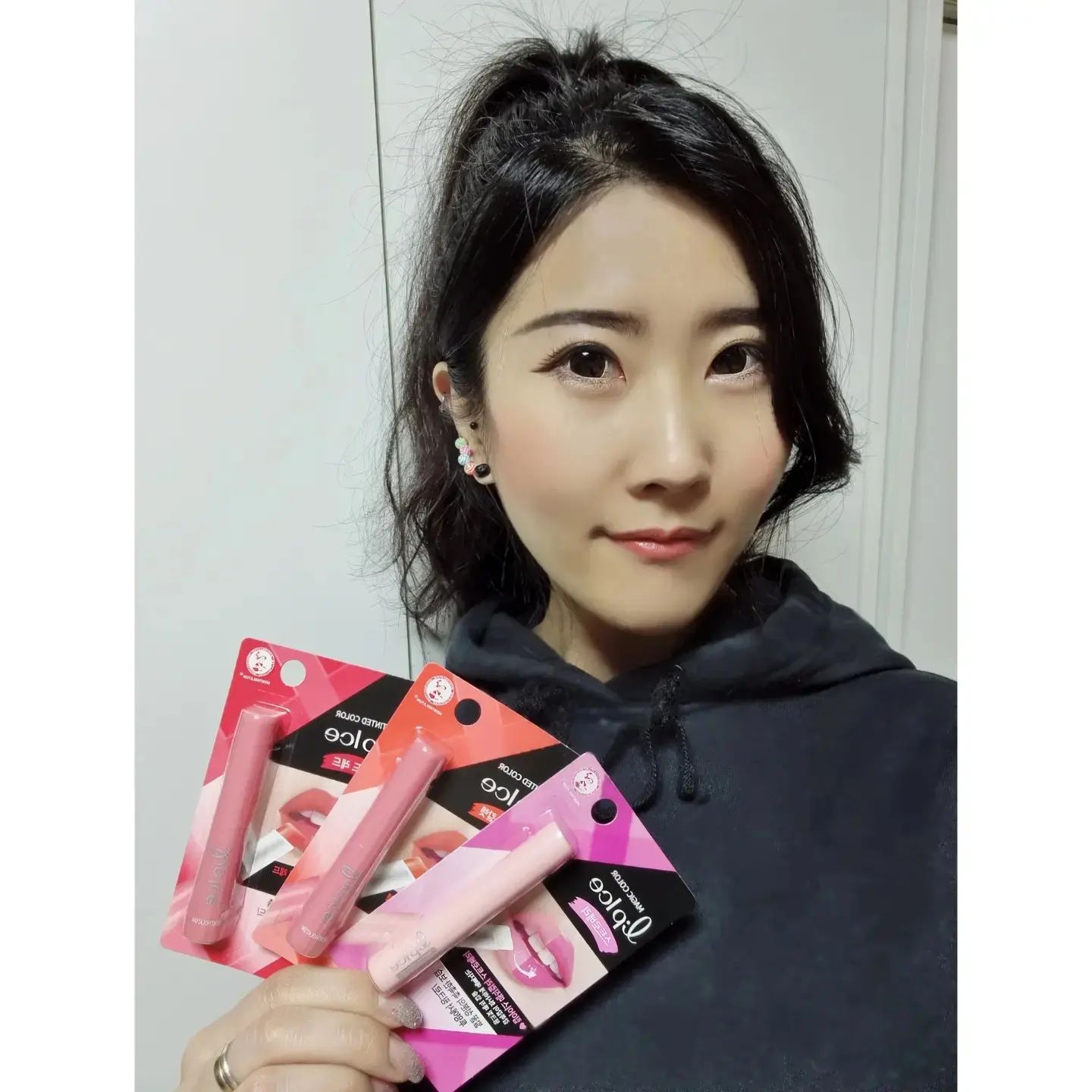 #협찬 #멘소레담 #립아이스매직컬러
건조한 날씨에 입술이 갈라지고 특히 환절기에는 무슨 뱀이 허물 벗듯 탈피가 심한편인데 이번에 촉촉하게 립밤역할은 물론 생기있는 컬러로 예쁜 입술을 만들어 주는 잇템 발견 !
오늘 추천 드릴 뷰티템은 바로 ~ 이미 많이 알려진 브랜드인 멘소래담의 립아이스매직컬러 스트로베리, 스칼렛 , 레드 3종인데요~ 벌꿀 성분으로 보습이 아주 초크초크하게 오래 지속이 되고 은은한 컬러로 생기 있는 입술로 만들어주니까 얼굴이 한층 화사해져요 🤗
바르는 횟수에 따라서 색감이 달라지는데 저는 3번정도 바르구 있어요 ! 3번이 제일 자연스러운 생기있는 입술 연출이라 🤭
달콤한 향과 맛?은 덤으로 이제 예쁘고 달콤한 입술을 준비 했으니 뽀뽀할 상대만 찾으면 되겠네여 🤣🤣
안그래도 건조한 입술에 립케어가 필요 했었는데 촉촉하게 보습도 잘 되구 #꾸안꾸 느낌으로 얼굴이 화사하게 업그레이드 되니까 핵이득 느낌쓰~👍 집에 하나 주머니에 하나 가방에 하나 넣어두고 잘 쓰고 있답니당 🙋‍♀️ 
느므 좋은 립케어 뷰티템 혼자만 알고있긴 아쉬우니 인친님들에게도 추천 드립니다여 !
.
.
홈페이지👇👇👇
http://lipcare-mentholatum.co.kr/mobile/main/
.
.
#멘소래담립밤 #틴트립밤 #컬러립밤 #보습립밤 #틴티드립밤 #립밤추천 #컬러립밤추천 #코랄립밤 #입술보호제 #촉촉한립밤 #립케어 #입술보호제추천 #뷰티템 #뷰티그램 #뷰티스타그램 #코덕 #컬러체인지립밤 #잇템