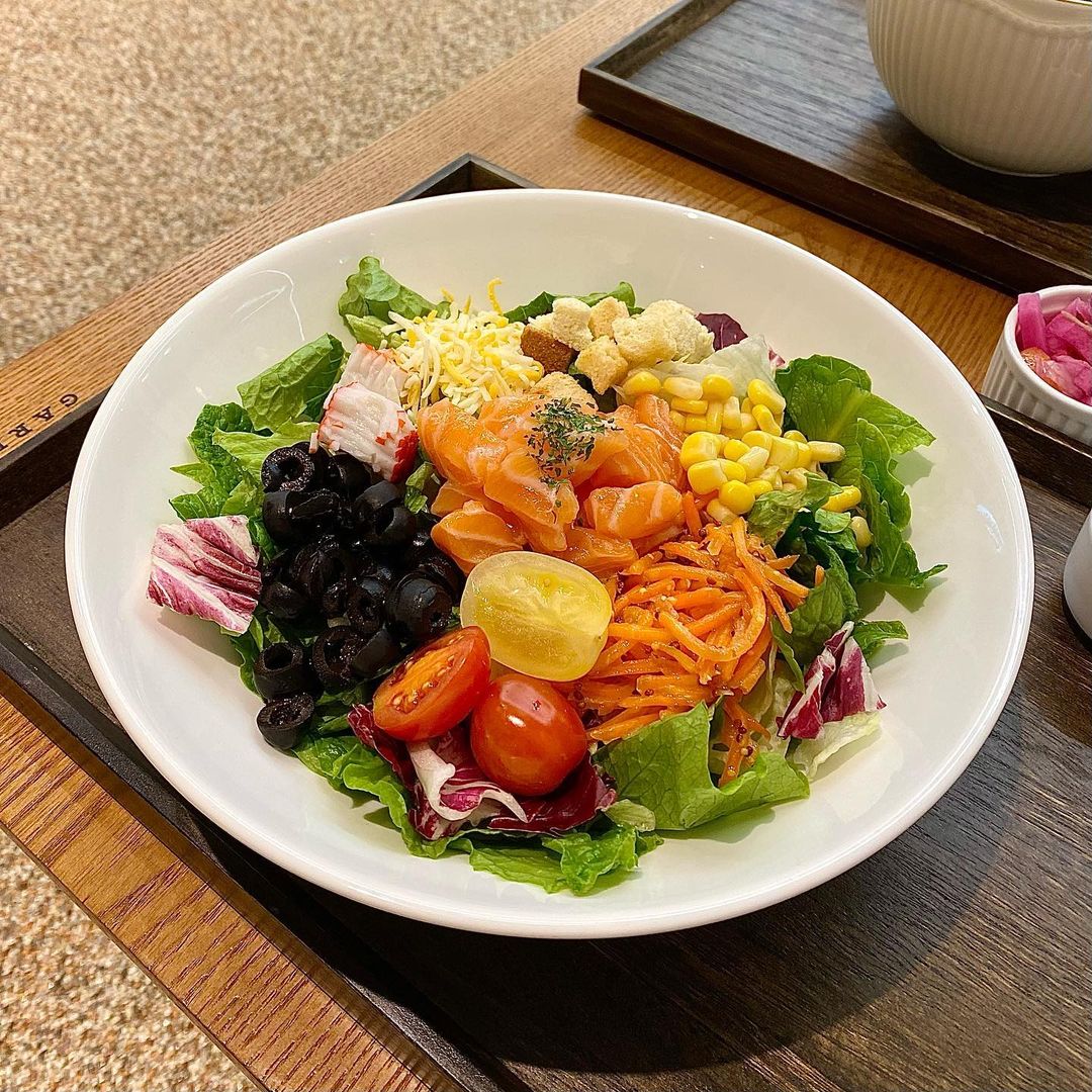 도야지선🐽 on Instagram: “#샐러드앤가든 #동탄2신도시 🏷 주소 : 경기 화성시 동탄대로21가길 10, 1층 🏷 영업시간 : 월~토 10:00~21:00(일요일 휴무) ✔️ 연어샐러드, 그릴드목살포케 9,900원🥗