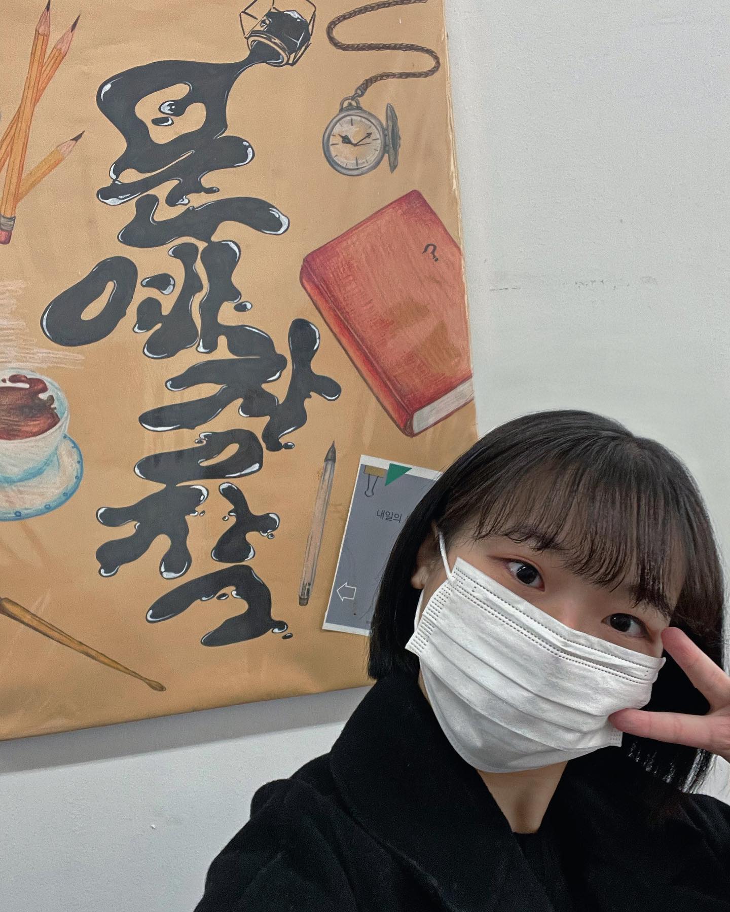 2018. 03. ~ 2022. 02.
드디어 졸업

다사다난했던 4년
돌이켜보면 역시나 안 좋았던 일들이 먼저 떠오르지만 나는 앞으로도 문학할 거니까 다르게 기억하기로 했다
이 또한 지나가리라... 가 아니라 나의 글감과 소재가 되리라

그렇게 기억을 묻어 두고 나면 좋은 추억은 천천히 살아나는 것 같다
새내기 시절 오티부터 지난 문창인의 밤까지
나 정말 문창과 사랑했고 열심이었구나, 같은 생각을 새삼스럽게 했다

유독 휴학생이 적은 18학번들
같이 대학원 가는 동기들은 앞으로도 열심히 글쓰자
학교를 떠나는 친구들, 너희를 늘 응원할게
너희가 걸을 길이 언제나 꽃길이길 바라지만
지금 꽃길이 아니어도 언젠가 뒤돌아보면 길가에 작은 들꽃들이 화사하게 피어 있을 거라고 믿어
이번에 졸업하지 않은 친구들은... 나 올해에도 학교에 있으니까 종종 만나
밥이라도 같이 먹자

함께 졸업한 선배들도 졸업 축하해요!
오늘 축하해준 문창의 미래, 우리 후배들도 정말 고마워 ◡̈ 
꼭 꼭 행복하고 건강하세요(중요!)