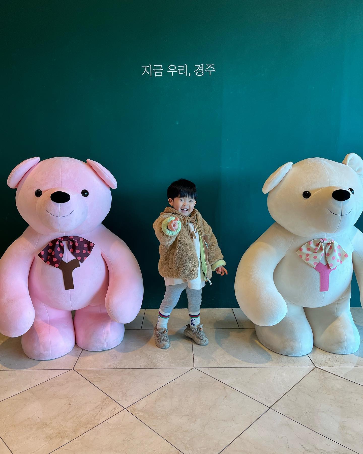 요즘 한창 걷기 삼매경에
빠져있는 둘찌

미안하다 깜빡하고 
신발을 안챙겼네🤣🤣

양말신고 호텔 누비기 

동생 찍고 있으면 
엄마 ‘나도 찍어줘’하고
냉큼 자리잡는 울 첫째

함께라서 더 행복해❤️

#라한호텔 
#조안테디베어 
#러블리모먼트 
#브로맨스
