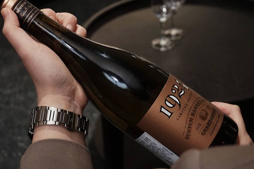 𝚆𝚘𝚘𝚍𝚢 𝙻𝚒𝚖 on Instagram: “#협찬 #1924wines 스카치 위스키를 만든 오크통에서 숙성해서 화이트 와인이면서 동시에 위스키의 풍미가 있는 스카치 배럴 샤르도네. 언더락으로 즐기
