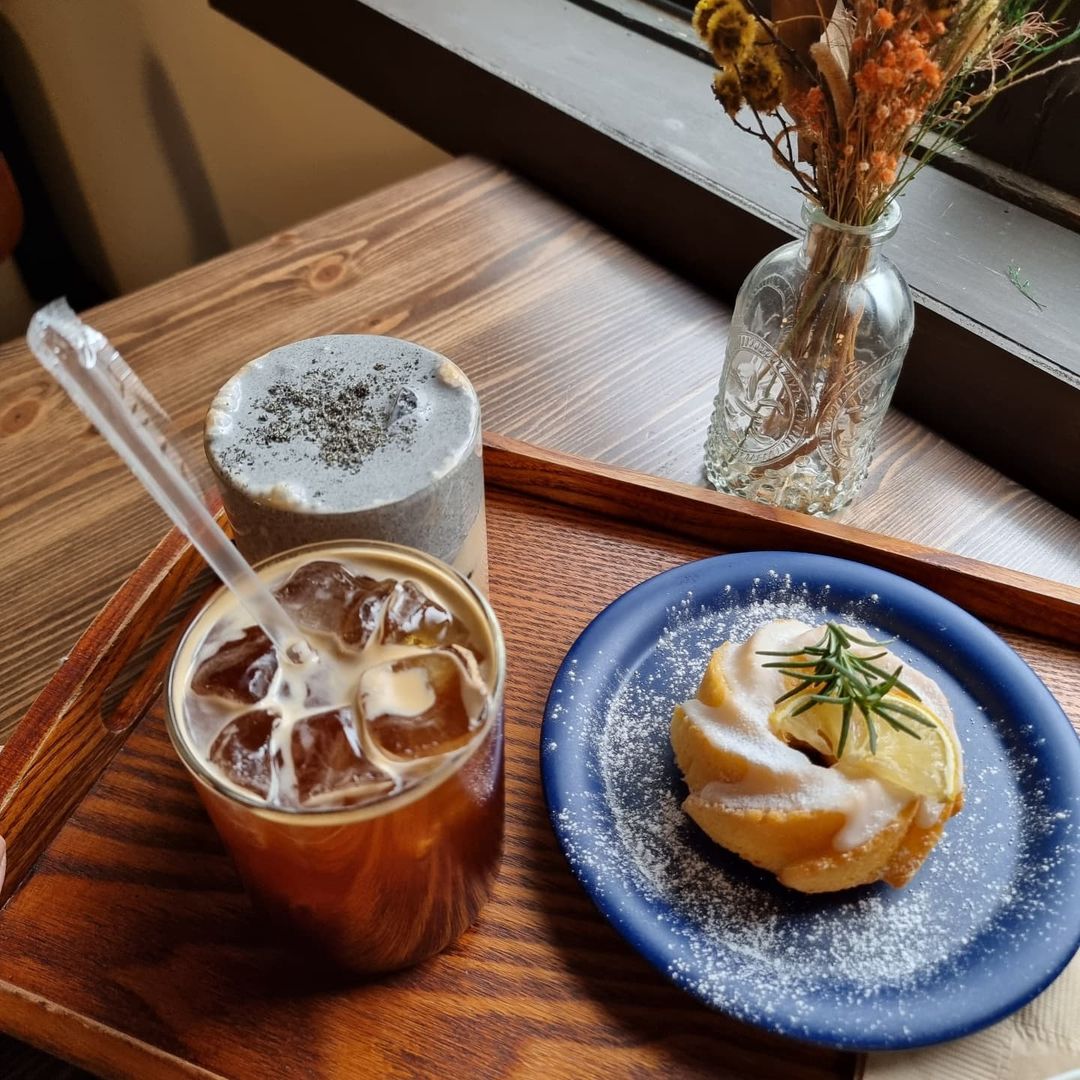 𝚆𝚘𝚘𝚍𝚢 𝙻𝚒𝚖 on Instagram: “전북 군산 카페 '틈' 처음 가본 군산에서 만난 멋진 곳 📌 아메리카노, 흑임자라떼, 레몬파운드케이크 📌 10:00 - 21:00 / 주차 가능 #군산카페 #군산카페