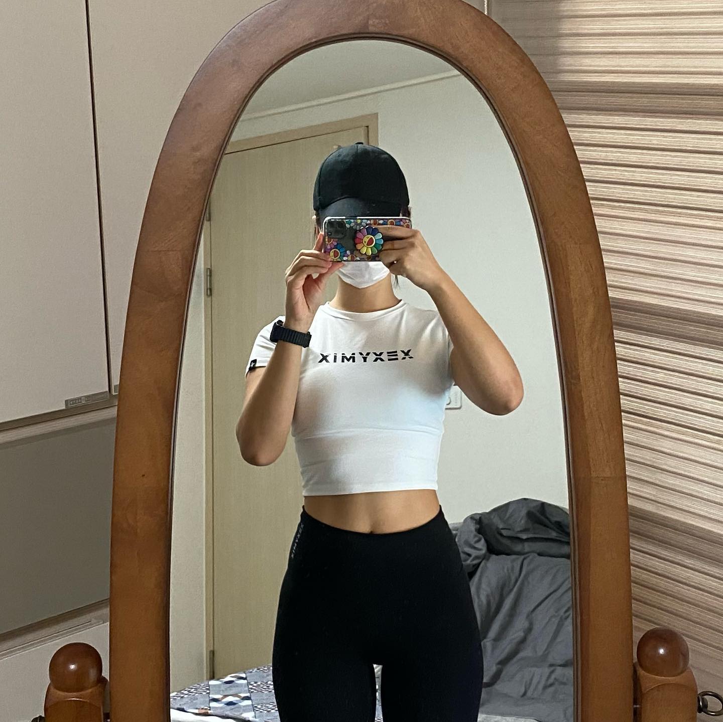 히히_오늘의운동❤️
"요즘 너무 바쁘네요 히잉..."

2022.02.27 D-33
☑️개인운동 어깨조져
☑️유산소 천국의계단 20분

바쁘다 바빠 현대사회
요즘 운동도 소홀했던 내자신
정신차리구 일주일만에 공복운동과 헬스 클리어🤯

어깨를 빡살내는데 자꾸 와서 자세 알려주시고
우왕 오늘 피티했다아아 감사합니다...

요즘 아이패드 드로잉에 빠져서 그리고 있는데
잘그린다며 본인도 그려달라고 사진 보내신 선생님

"오늘의 미션이래요 하하하"

그리고 유산소 정말 너어어어무 배구파서
힘이 없어서 20분만 하고 나가는데
앞을 뽜악 막아버리시면 여기가 대한민국 맞나요...🤔

어딜가 물으시면 집이요
그림그리러 가야해요 저....
선생님이 그려달라고 하셨자나용

배가 너무 고파서 죽는다고 말하니
다이어트는 원래 배고픈 거라는 선생님
"근데 저는 배고프고 싶지 않아요💔"

.
.

제가 그림만큼은 기깔나게 그려드릴게요
근데 저녁에 계단 10번더 이러면
흑화 예정입니다🔥🤯

일단 오늘두 일정이 있어서 호다다닥 마무리
요즘 할 것도 가득 바쁜 일상에 운동을 미루지말자

.
.

요즘 바프에 대한 고민과 스트레스가 엄청났는데
친구들이 말해준 조언에 힘을 얻었습니다🤍

"너가 하고싶은대로 하는거지 스트레스 받지마"

그렇게까지 할 필요는 없다는 그 말이
그렇게까지 하느라 힘들었던 저를 편하게 해줬습니다

그리고 마자 난 지금 내 나의 나를 기록하고 싶은거야
라는 초심을 깨닫구 스트레스 없는 준비를
다시 시작할 수 있게 되었답니다💜

진짜 내 친구들이 최고야 완전 사랑해💙

그런 마음으로 어제 운동하구 딱 그만큼의 음식을 먹었는데
몸무게도 눈바디도 괜춘하고

"스트레스가 노변화의 원인이었나봐용 헤헷"

.
.

맞다 그리구 내일은 기다리고 기다리던
저의 첫 필라테스 수업날입니다❤️