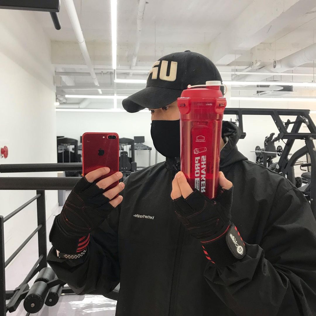 Kimzzang on Instagram: “#AD 내 텀블러만 색이 달라서 좋음. 백팩 옆에 거치가 가능함. 락앤락이라 믿을 수 있음. 환경호르몬 걱정이 없음. 눈금 표시로 블렌딩에 용이함. 🤜🤛 #쉐이커 #락앤락 #