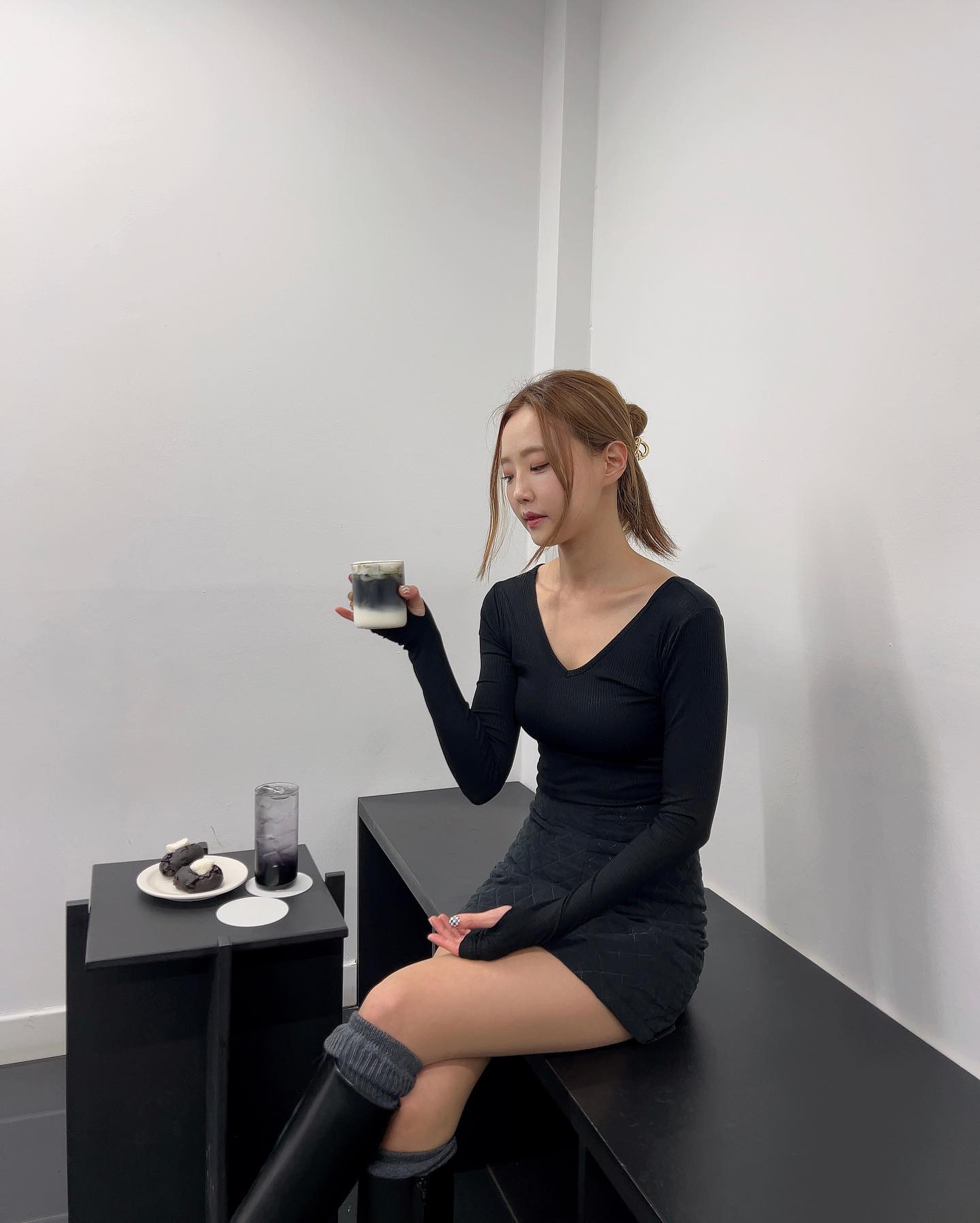 시크한 블랙 카페 KANTO 방문😎

넓지 않은 내부에 적은 수의 테이블이지만
시크한 블랙 감성 제대로다!
마감때까지 웨이팅이라는 소문 인정.

메뉴에 인테리어, 전원 스위치
심지어 소화기까지 블랙 컨셉🖤
블랙에이드 마시고 나면
혀마저도 블랙이 되버리고 만다.ㅋ
(다음에는 블랙 립스틱 바르고 갈까. . ?😆)

음료랑 디저트 맛, 분위기도 좋지만
메뉴를 하나씩 설명해주는 친절함이
무엇보다 인상적이다. 👏

눈과 입 모두 만족할 만한 
힙하고 특별한 카페인걸로🖤
.
.
.
#성수카페 #칸토 #성수칸토 #KANTO #성수블랙카페 #뚝썸카페 #신상카페 #성수핫플 #서울카페 #블랙카페 #카페스타그램 #감성카페 #ootd #instadaily #데일리룩 #follow4followback