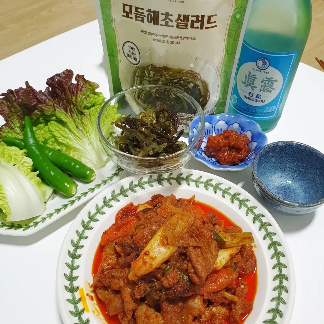 #협찬 고기와 최고의짝꿍 해초모듬샐러드

만능사이드 새콤달콤아삭 바로먹는 해초모듬샐러드 해초비빔밥,샐러드등 여러요리로 변신도 가능하지만 저는 고기랑 먹었는데 세상세상만난 찰떡궁합 (๑´ސު｀๑)

요즘들어 샐러드를 많이먹고있는데 좀 식상하고 질리기도한데… 해초샐러드라는게이써
오~  요고 진짜 입맛땡기게따 싶어 바로 내사랑 고기와함께 먹어봤어요

제가 해초류를 좋아하기도하고
미역국은 매일먹어도 안질려요ㅋ⫬ㅋ⫬

🏷 100% 국내산
  청정 완도에서 자란 건강한 해조류로 만든
  바다손애 모듬해초샐러드

톳,곰이미역, 다시마, 미역줄기, 꼬시래기를
골로루 넣어 만든 모듬해초샐러드

그냥 밥에 초장만 둘러서 참기름한방울이면 끝짱인데ㅋㅋㅋ

새콤달콤 식초를 중심으로 제작한 특수소스로  양념이 되어있기 때문에 그냥 바로뜯어서 먹으면됩니다 저처럼 귀차니즘에게 꿀이네요ㅋ
칼로리까지 85kg 넘 착해요

국내산 원료를 기본으로 색소 당연히 들어갈필요없구요~ 무색소, 무방부제, 화학성분 무첨가의 건강한 식재료 모듬해초샐러드

해초류 좋아하시는분들은 극호💕

#광고 #리뷰어스 #바다손애 
#인스타그램체험단 #체험단이벤트 
#밥반찬 #샐러드 #건강한음식 #해초
