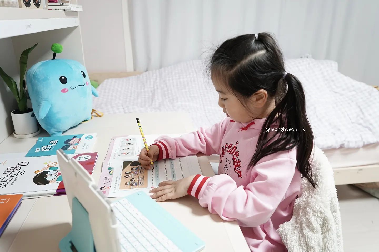 #협찬이지만찐좋음
⠀
패드수업이라고 하면 교재가 따로 없다고만 생각들었는데요
#아이스크림홈런 에선 학기별오프라인교재가 따로있다는사실 다들 알고계셨나요??
⠀
학년별로도 유형이 조금씩다르다고해요 🤗
1-2학년을 위한 교과서 핵심정리로 중요개념만 모아놓은 요점노트
서술형평가와 시험대비 과목별로 있어요 👍👍
⠀
지면학습지를 풀고 학습기에 답안을 제출하면 틀린문제는 설명까지 꼼꼼하게 해준다는사실 대박이죠 ?
⠀
민주는 우선 홈런으로 학교공부예복습으로 한번 공부하고 문제풀고 마지막으로 교재풀어주고있어요 🤗
계속 반복해서 하는데 지겨워하지않고 오히려 더 좋아하고 아는거라고 배운거라면서 더 좋아하는 모습에 뿌듯하거든요 😍
이래서 홈런 시키나봅니다 ❤️
⠀
#홈런크루2기
#아이스크림홈런#홈런#홈스쿨링#초등학습지#초등인강#AI교육#홈런크루#자기주도학습#스마트학습#8살영어#초등영어#영어교육#영어공부#초딩맘#1학년#초등학생#8살