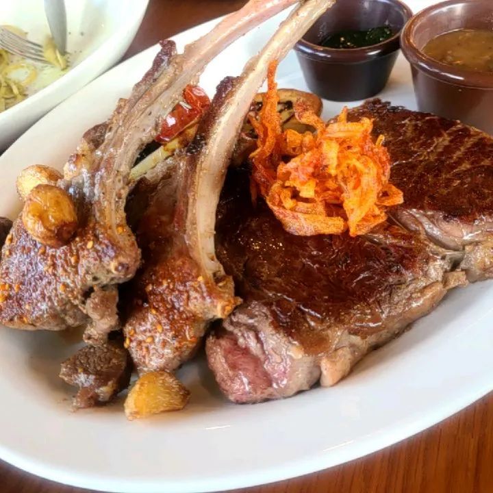강릉 스태이크 맛집 루웰스테이크 하우스에서
신나게 고기썰고 육즙팡팡 입안가득 터졌어요
양갈비에 민트젤리 조합도 너무 좋았고
 바질페스토 파스타는 진한 바질의 향과
느끼하지 않은 맛이라서 식어도 맛있는 파스타였다는 점 😉😉
그리고 스테이크 굽기 선택.당연가능하고요
미디움 웰던의 굽기는 저한테 딱이었어요
간만에 분위기 내며 데이트하기에도 좋은 곳
기념일에 오면 좋은 곳이니 참고하세요 ^^

#강릉스테이크맛집#강릉맛집#강릉양갈비#강릉데이트맛집#강릉레스토랑#양갈비민트젤리조합❤️ #협찬