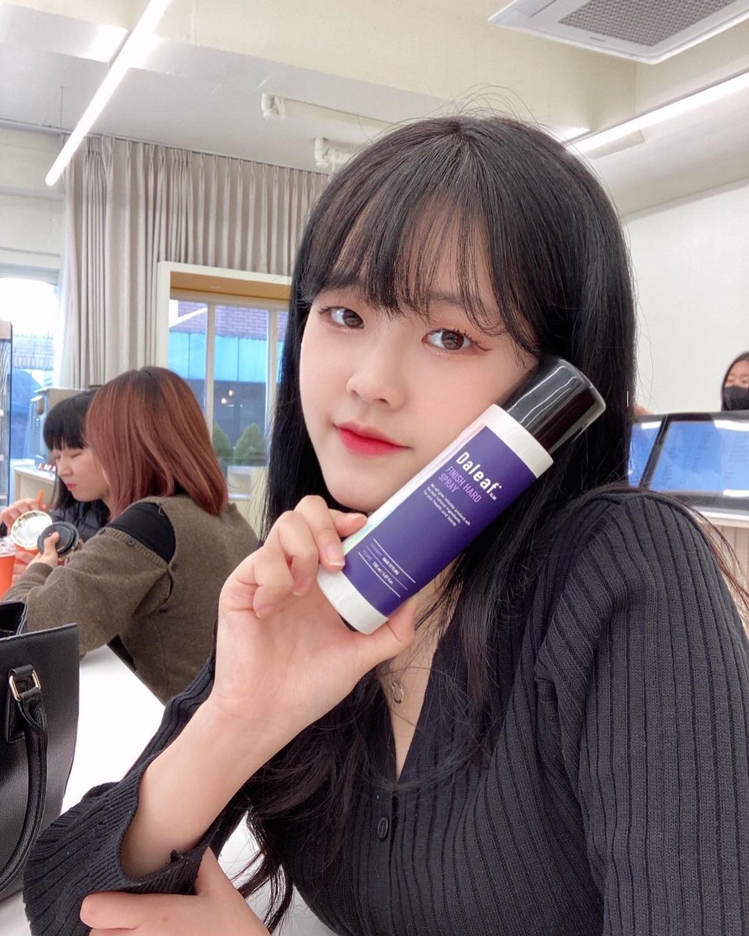 김은교 on Instagram: “#협찬 @daleaf_korea 마스크 때문에 앞머리 처지는거 너무 스트레스 받았었는데 이 스프레이 덕에 걱정 없다 ㅠㅠ 내 외출 필수템 그리고 앞머리 지킴이 안개분사 덕분에 어