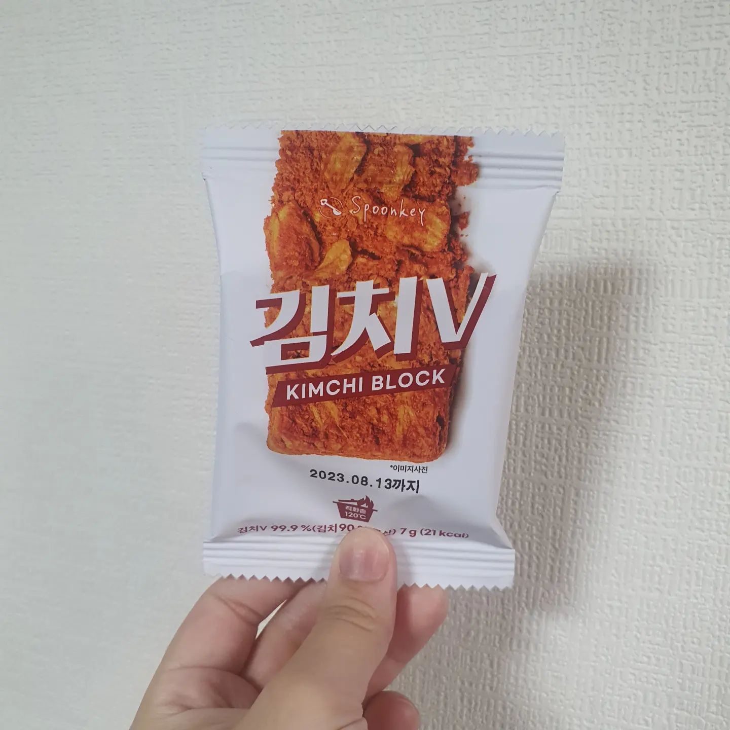 #협찬
<엄선에서 시식한 김치V 후기>
-
😊만족한 점
먼저 배송 너무 빠르고 꼼꼼해서 좋았어요
한박스에 4팩 들어있는데 두박스라서 양도 넉넉하고 좋은것 같아요
건조김치라니 좀낯설긴 햇는데 보관하기도 편하고
먹기도 간단해서 좋은아이디어 같아요
저는 뜨거운물부어서 볶음김치 느낌나도록해가지구
두부랑 먹어봤는데 간단하고 좋았어요
장기로 여행떠나는 한국인에겐 너무 좋을듯
-
🙁아쉬운 점
확실히 건조되어진 제품이다보니 인스턴트 특유의 느낌이 있어서 아쉽지만 건조제품치고는 또 양호
-
💡나만의 팁
여행가시거나 해외에서 김치그리워하시는분에겐 진짜 최고같아요
-
#오픈소스랩 #김치V #스푼키 #볶음김치블럭 #김치블럭 #국산김치 #바삭한김치 #서울창업허브 #서울먹거리창업센터 #KIMCHIV #실온김치 #볶음김치 #캠핑용김치 #휴대용김치 #여행용김치#엄선 #엄선시식 #오픈소스랩 #김치V