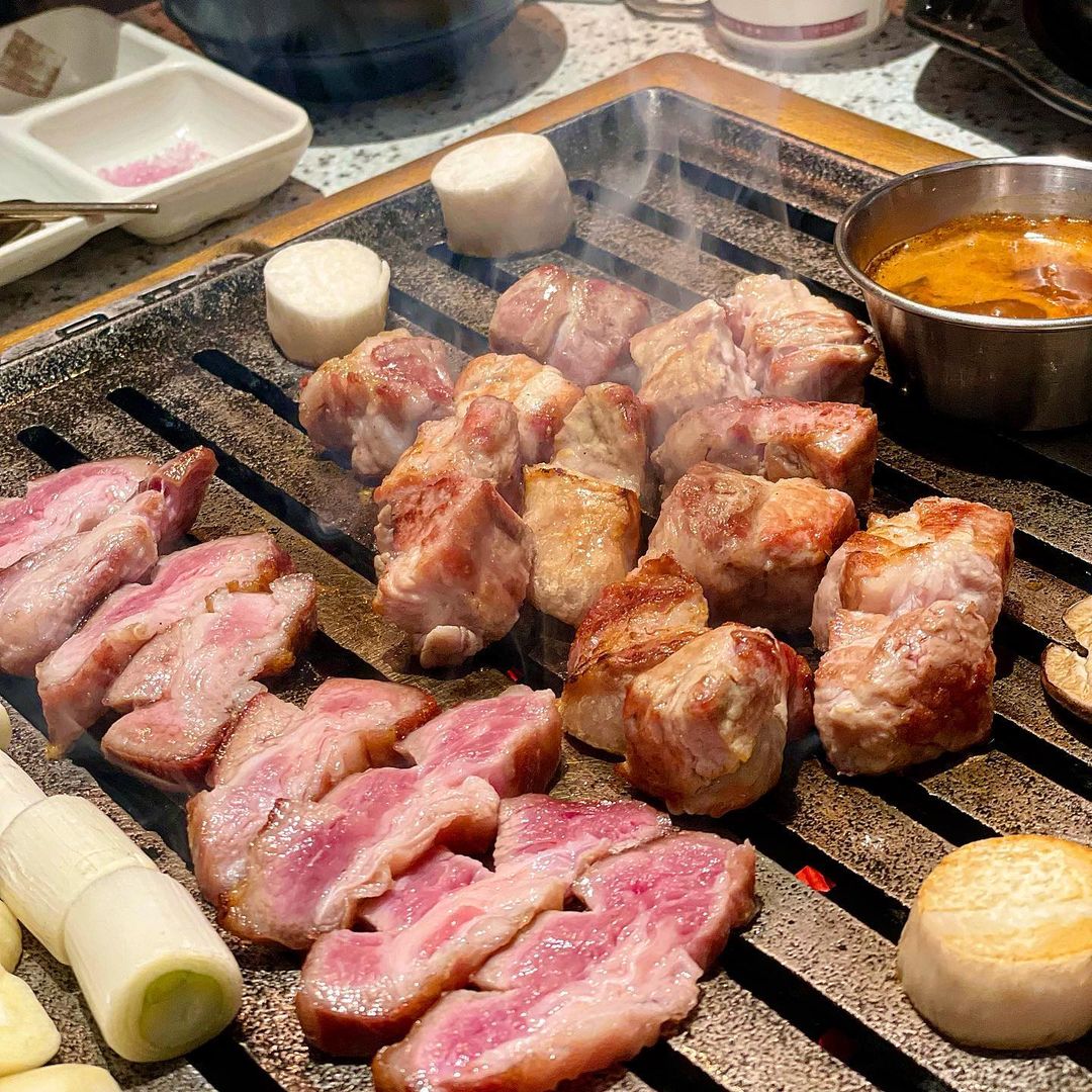 맛집 리뷰_수트콤 먹스타•ᴥ•🍴 on Instagram: “크 웨이팅 정도야,,!( ˃̣̣̣̣o˂̣̣̣̣ ) #왕십리 #고기를품다 #내돈내산 찐 맛있는 성동구 고깃집٩(๑˃̵ᴗ˂̵)و 왕십리하면 곱창이 유명하지