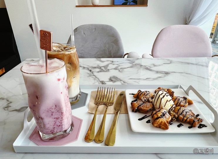 예쁘고 넓은 카페에서 딸기라떼로 당 충전하기! 학익동카페 / 인하대카페 오늘도 COFFEE