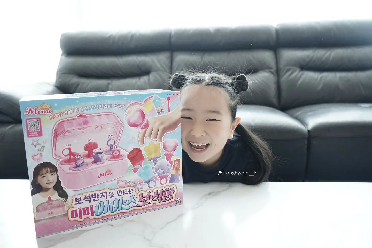 #협찬 mimiworldlove
⠀
집콕일때 하기 좋은 미미아이스보석함💎
⠀
여자아이들이라면 보석반지 너무 좋아할텐데요 🤭
보석반지를 직접 만드는데 건강하고 맛있게
아이취향대로 만들수있다는게 더 좋은거에요 🤗
⠀
집에있는 과일을 쉐이커통을 이용해서 아이취향 레시피로 완성해주면 끝😍
⠀
보석반지라 좋고 아이스크림이라 더좋고 ㅋㅋㅋㅋㅋㅋ
자기가좋아하는 딸기로 만들어서 좋고😘
⠀
우리민주는 아주 행복하게 .. 맘껏먹었다고합니다 🤣
⠀
곧다가올 여름에 미친듯이 아이스반지 만들고있을 모습이 상상됩니다......❤️
⠀
⠀
#미미아이스보석함 #보석반지만들기 #아이스바만들기 #장난감 #어린이날선물#아이스크림만들기#여아장난감#8살#여자아이장난감#초딩#1학년#슬기로운초딩생활#집콕템#주말템#아이랑