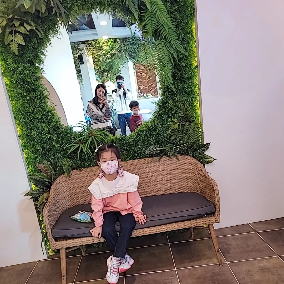 와.. 넷이 찍은 사진이 이것밖에 없어🙉🙉
.
#가족사진 #가족사진인듯아닌듯 #주인공은시하 #거울샷 #나들이 #무안카페 #백련카페 #일상 #주말 #daily #happiness