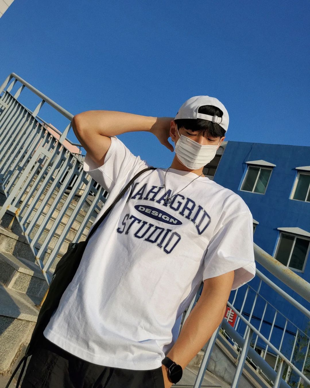 𝙆𝙮𝙤 𝙃𝙤𝙣𝙜 | 교홍 🇰🇷 on Instagram: “@mahagrid 입고 여행가고 싶은 날씨 🌊 - - 📷 @ga._.a11 #티셔츠 #mahagrid #협찬 #반팔티추천 #반팔코디 #마하그리드 #photo”