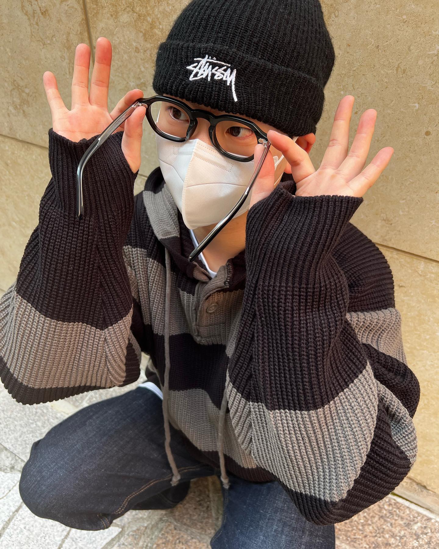 안경 이렇게 쓰는 거 맞아요??? 🕶