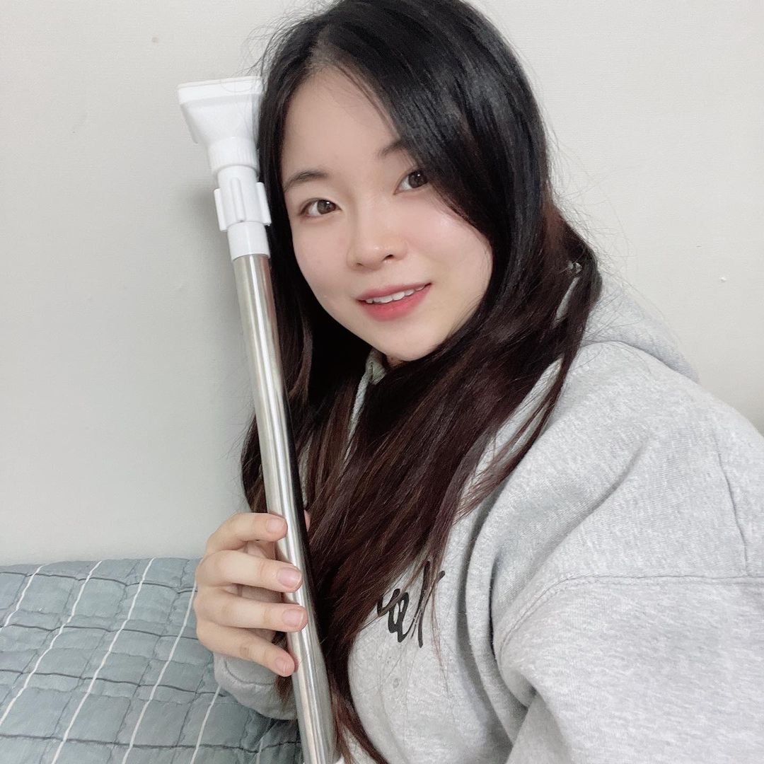 유진경 on Instagram: “#광고 . . 일상공감에서 저한테 딱맞는 제품을 선물받았어용🤭 원룸에서 옷넣을 공간이 부족하고 또 못질도 못하는 슬픈…😢😢 만능봉 덕분에 별도 공구 없이 설치 완