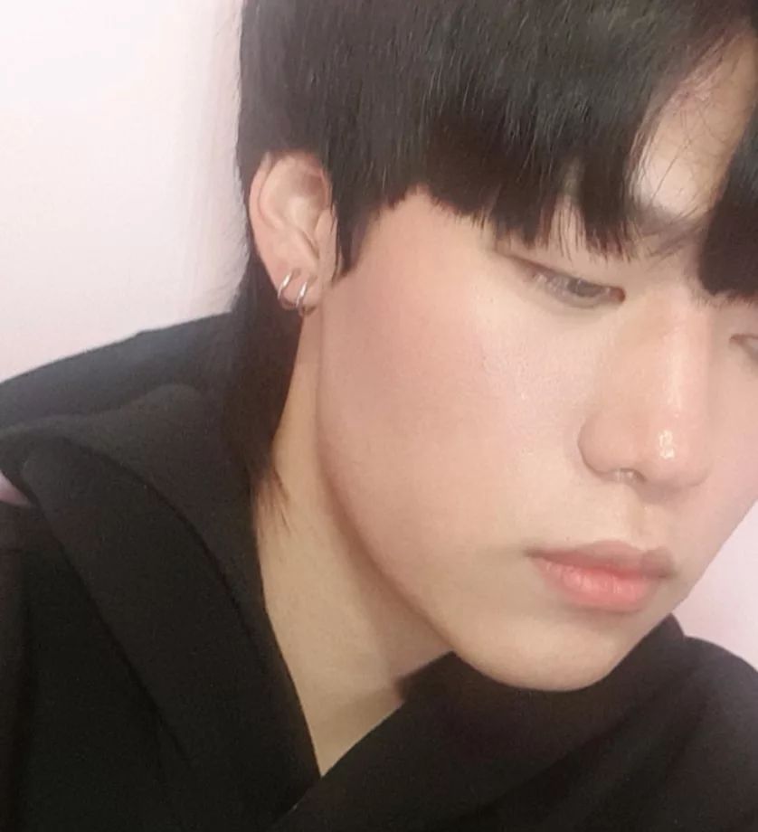 선우 on Instagram: “역시 링 귀걸이가 제일 잘 어울려. #남자귀찌 #자석귀걸이 #자석피어싱 #자석귀찌 #남자귀걸이 #남자링귀걸이 #남자이어커프 #위너플레이스 #04 #04년생 #고등학생 #패션스타