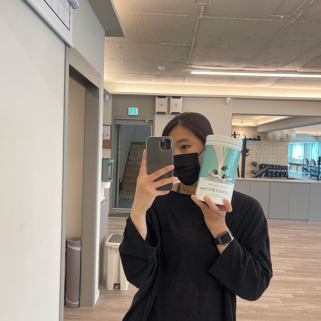 Luna🌙 on Instagram: “⠀ #협찬 12가지 다양한 맛에 수용성 식이섬유와 5가지 동식물성 단백질이 들어간 프로틴 스토리의 다이어트 쉐이크!! 민초파인 김루나는 민초맛으로~ 4끼 먹는 저는 마지