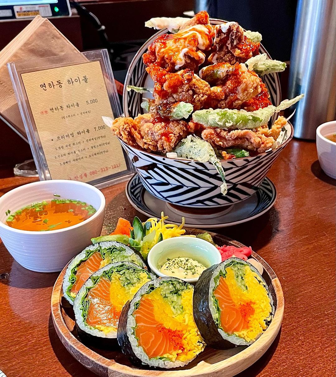 맛집 리뷰_수트콤 먹스타•ᴥ•🍴 on Instagram: “#연남 #연하동 꼬꼬동+대왕연어김밥(οдО;)!!👍🏼 - 왕크니까 왕맛있다! 양도 양이지만 치킨+고추튀김 만남 크으 또 꼬꼬동 위에 뿌려먹는