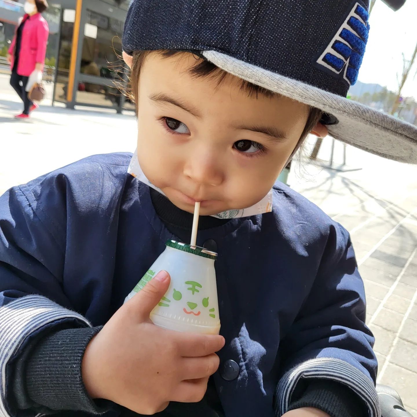 한창 돌 때 아가들은 젖병을 떼려 하는데
다율이는 젖병에 분유 타 주면 먹고 
잘 자기도 해서
그냥 그 때 젖병 안 떼고 
분유 대신 우유로 바꿔 계속 먹였다 ㅎㅎ
.
그래도 두 돌 전에는 떼야지.. 떼야 될텐데
했는데 ㅎㅎㅎㅎ
돌 전 즈음 우유팩, 쥬스 등을 주면 눌러 잡으니
자꾸 먹는 거 보다 새는 게 많아 
결국 젖병에 담아 줬었는데..
그러다 젖병으로 먹이는 횟수를 줄이다가
어느 날 (두 될 되기 전) 
젖꼭지 교체 시점이 되서 멸균우유팩을 손잡이통에 담아 줘봤더니
잘 마신다 ㅋㅋㅋㅋ
.
"이제 젖병 안 줄 거야~" 하고,
우유팩으로 몇 번 더 주니
 거부 없이 생각보다 안 흘리고 잘 마신다 ㅋㅋ
그러고 과감히?ㅋ 젖병, 젖꼭지 버렸다 ㅋㅋㅋ
쉽게 젖병 떼기 성공했다~!!
.
이젠 음료병 잡고 빨대로 마시기
식은 죽 먹기지 ㅋㅋㅋ ^^