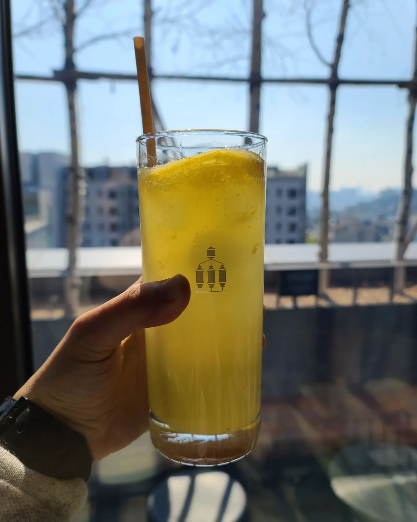 한남동 모던하고 멋진 핫플레이스 카페

✅️ 맥심플랜트

이곳은 맥심에서 운영하는 플래그쉽 스토어다. 제38회 서울특별시 건축상(우수상)🏅을 받기도 한곳이다. 커피 신상이 나오면 여기서 샘플링 이벤트도 한다고 한다.☕️ 하지만 내가 방문했을 때는 그런거 없었음 🥲 도심 속 정원이라는 컨셉에 맞게 지하 2층부터 3층까지 컨셉이 다르게 꾸며뒀다. 일단 테라스가 정말 이쁘다 🏝

크랜베리치샌드위치를 비롯해서 쿠키와 음료등 각종 먹거리들을 주문할 수가 있다. 커피는 원두도 선택이 가능한데 허그인어머그(윈터블렌드/시즌원두)는 따뜻한 음료로만 가능하다. 시즌메뉴나 한정메뉴가 따로 있으니 참고하면 좋을듯하고 잘 모르겠으면 추천해달라고 요청하면 추천도 해주신다. 🤓

📮 주소 : 서울 용산구 이태원로 250
⏰️ 이용시간 : 매일 10:00 - 22:00
☎️ 전화 : 070-4287-8557

📢 꿀Tip
주차 공간이 없기 때문에 인근 공영주차장(한강진역 공영주차장)을 이용해야 한다. 

🍽 레몬에이드 6,500원

#맥심플랜트 #한남동카페 #이태원카페 #한남동핫플 #한남동핫플레이스 #한남동가볼만한곳 #한남동브런치 #한남동데이트 #정군_한강진역 #정군_이태원역