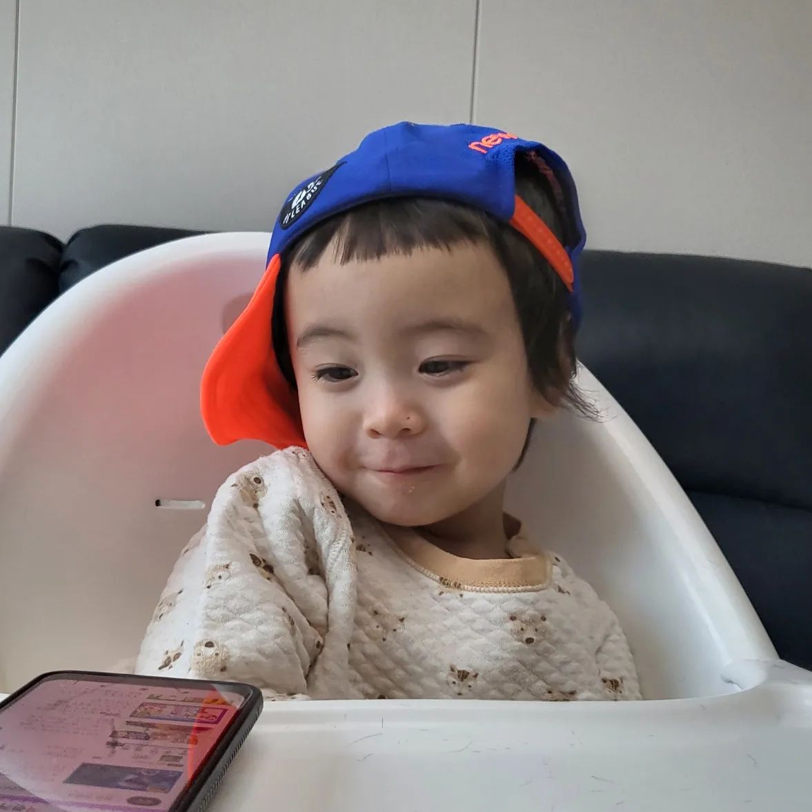 첫 앞머리 커트!!
열심히 길러서 단발해보즈아~ㅋㅋ
.
근데 이런 귀욤 표정은 어떻게 하는 거늬?
ㅋㅋㅋㅋㅋㅋ
수줍?ㅋㅋㅋㅋㅋ