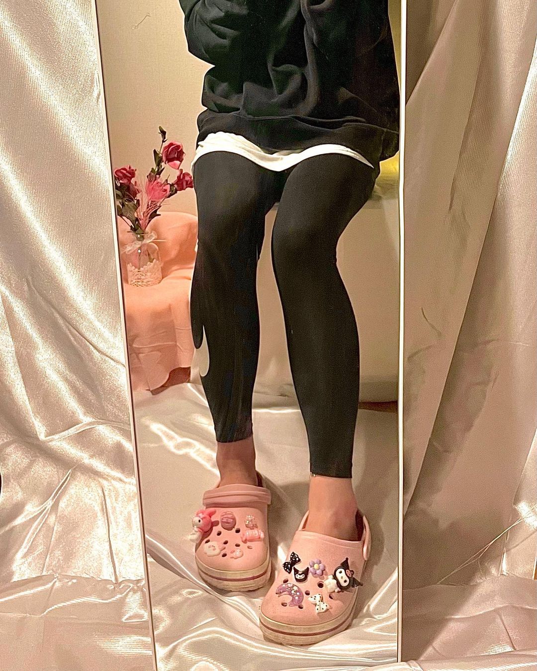 민지’s Instagram profile post: “#협찬 @carrioncrow_store 오늘은 #까마귀상점 에서 지비츠를 #제품제공 해주셨어영 넘넘 이쁘고 귀여운 쿠로미&마이멜로디 지비츠세트입니당💗 세트라서 종류도 다