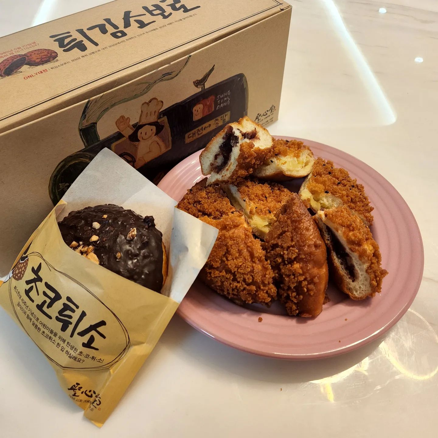 간만에 먹어보는 대전 성심당 튀김소보로♡ 뭐야 뭐야 더 맛있어졌쟈나♡ 

#야식 #대전성심당 #소보로빵