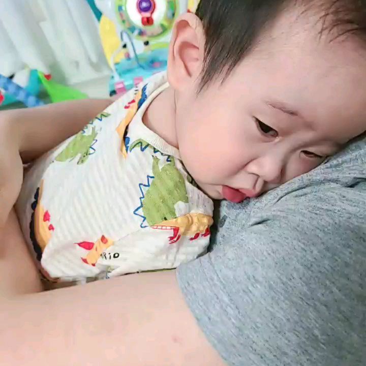 ⁣
가족 모두 #오미크론 확진...⁣
이사하면서 여러사람 만나다보니 걸린것 같은데⁣
짐 정리도 하나도 못하고 모두 골골 😢⁣
⁣
그나마 어른인 우리는 아프고 말면 되는데⁣
우리아가는 고열에 힘도 없어서 너무 안쓰럽다⁣
⁣
아빠 품에 안겨 쌕쌕⁣
얼른 낫쟈 아가야⁣
엄마가 미안하고, 사랑해⁣