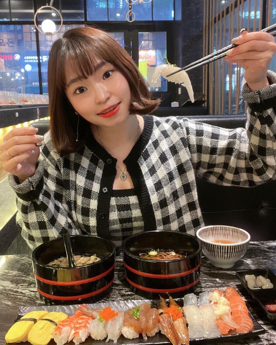 은후❄️ on Instagram: “진짜 수원맛집 인정 … 🥰 수원 사는 분들 다가보세욤 진짜 엄청 맛있어요🥺 여기는 스시다이닝준수원광교점(@sushidining_jun3) 이에요 ❤️ 회는 언제나 사랑이죠 저도
