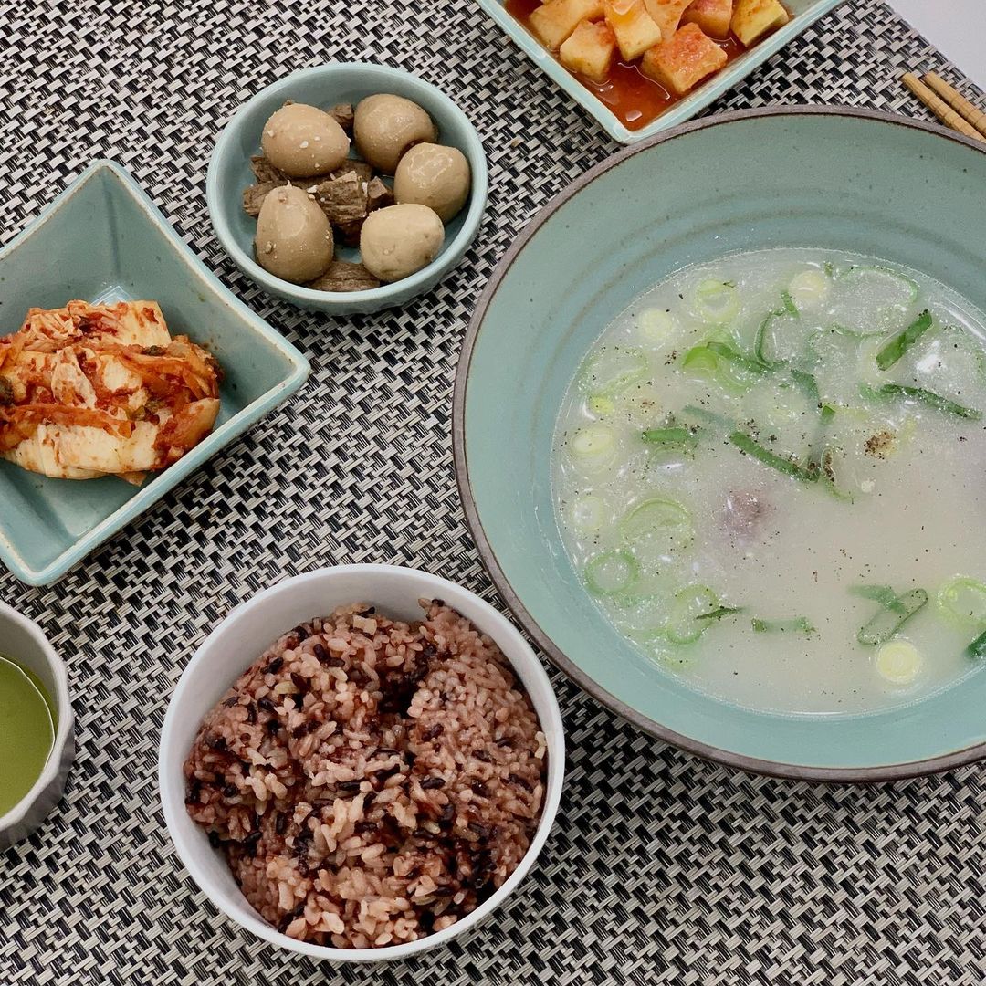 스윗수 on Instagram: “#협찬 완전 푸짐한 #국풍밥상 뽀얀 국물에 깍두기 얹어 먹으면 꿀맛 몸보신 제대로 했잖아요! 바빠도 잘챙겨먹기 〰 배달가능해서 넘 좋음 국물 쟁여놓음 다양한 요리에