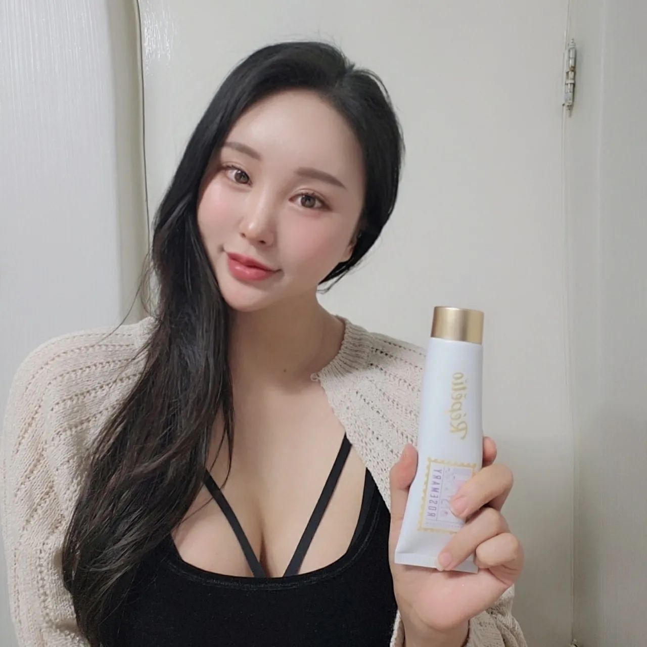 #협찬
저는 항상 미백치약 쓰고있는데요 넘좋은제품 소개해드리려해요❣
👉레페티오 지중해 프리미엄 치약👈입니닷
많은 치과의사들과 연구전문 조향사들이 협업하여 직접만든 제품이니 일단 믿음이가고 걱정없이 사용할 수있어요! 

🌅치과의사가 지중해에서느낀 로즈마리의 상쾌함,그대로 치약에 담았습니다! 

🌅로즈마리,세이지,정향 추출물을 담아
변색치아,백태,구취제거에 효과적이에요
치료없이 효과보셔용 

🌱일단 디자인도 깔끔하고 예쁜데
거품도너무잘나고 민트향이 쫙퍼지니까 입안이 깔끔했어요 매일매일 쓰고있답니다😁
🌱특유의 찐한 민트향이아닌,색다른 지중해향이에요!
넘나개운하고 텁텁함이 없어지니까 기분까지 상쾌해요😇
🌱저처럼 쪼꼬좋아하거나 커피자주드시는분들에게 강추하는제품이에요👏
🌱한번의 양치질로 지중해의 감성을 경험해보세요🏝 

#레페티오치약 #치약추천 #치약스타그램 #미백치약 #구취제거 #치과의사가만든치약 #조향사치약