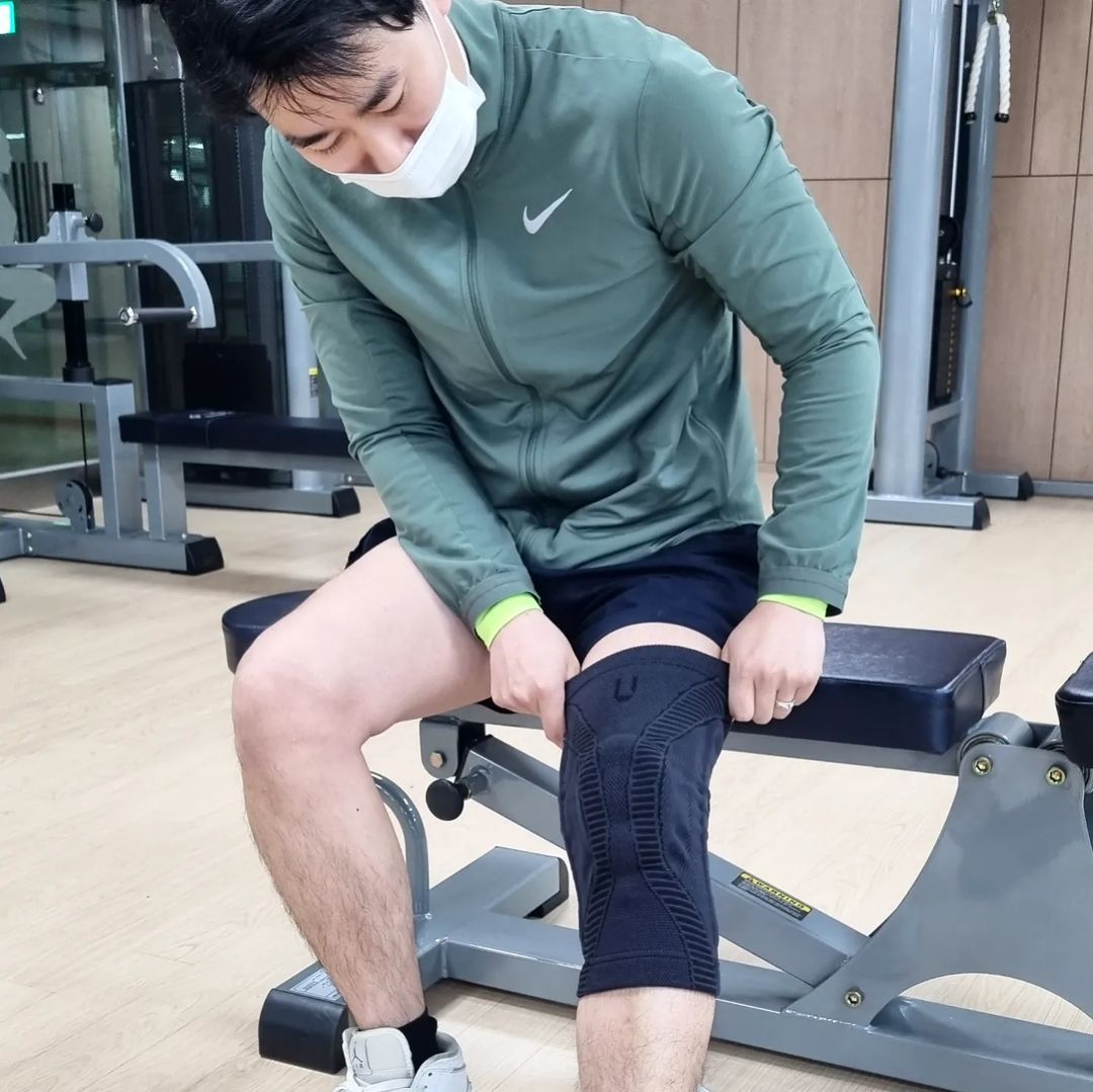 서병문 on Instagram: “#협찬 [울티모] 클래식 무릎보호대 헬스하면서 가장 유의하는 것, 바로 부상방지! 조금 무게 덜 치더라도 오래, 꾸준히 운동 할 수 있게 보호장비도 잘 착용하고 운동합