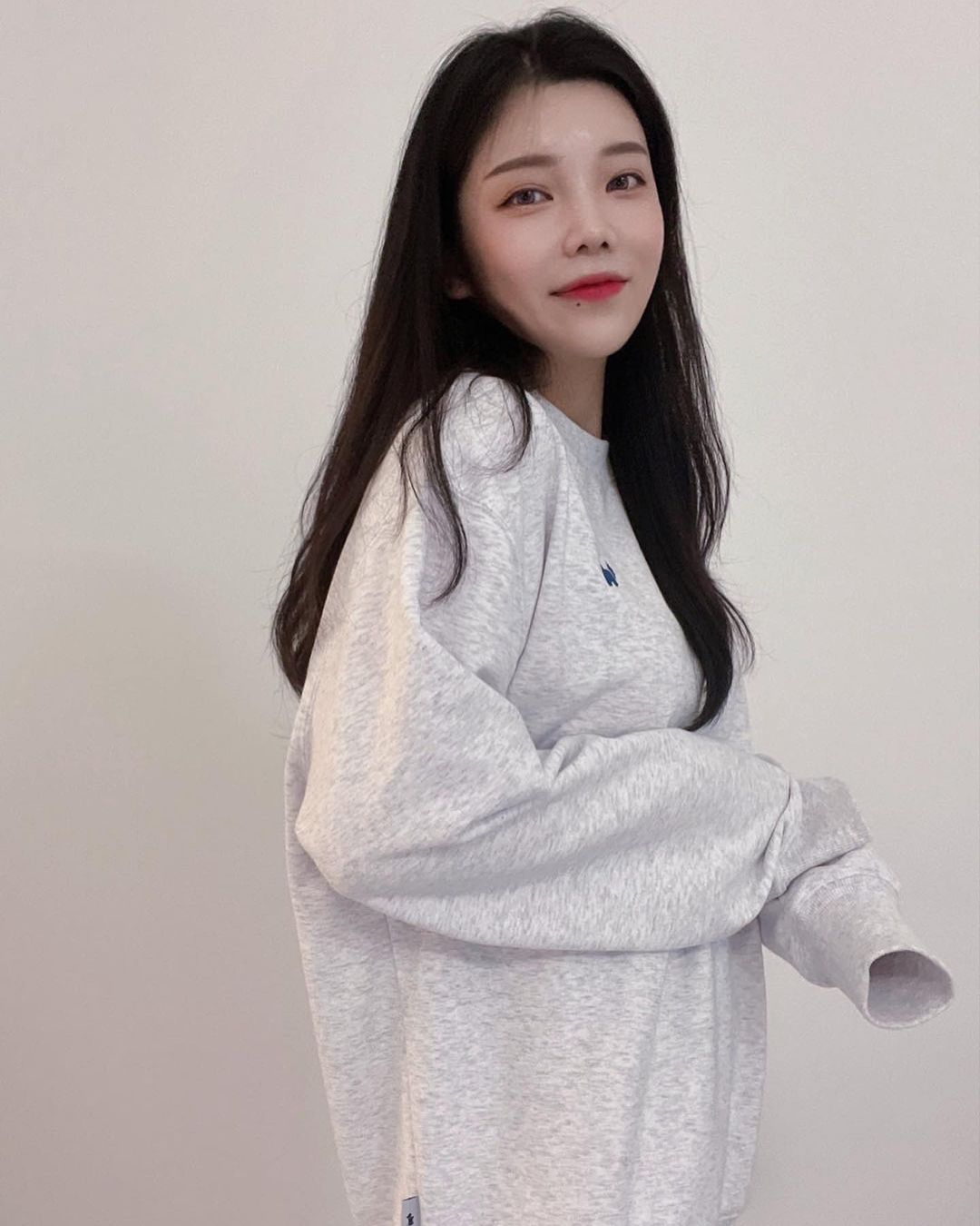 쏘이 on Instagram: “안뇽~~?? 맨투맨 좋아하는 사람 모여라~~~~✋🏻 오늘은 아가타 유니섹스 스코티 맨투맨을 착용해봤습니다! 협찬이지만 완전 반해버린 맨투맨이에요🤍 멜란지 색상이 너무