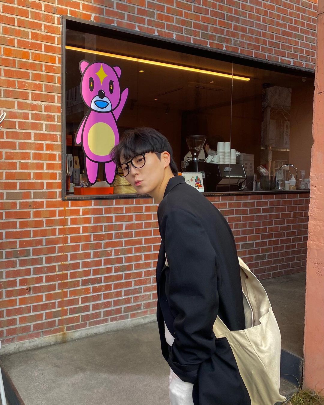 김지우 on Instagram: “#협찬 Hovehover 가방 협찬 받았는데 겉모양도 모던하고 귀여운데 로고 마저도 귀여워서 매일 들고싶어지네요😍 내부 디자인은 심플하고 실용성 높게 구성되어