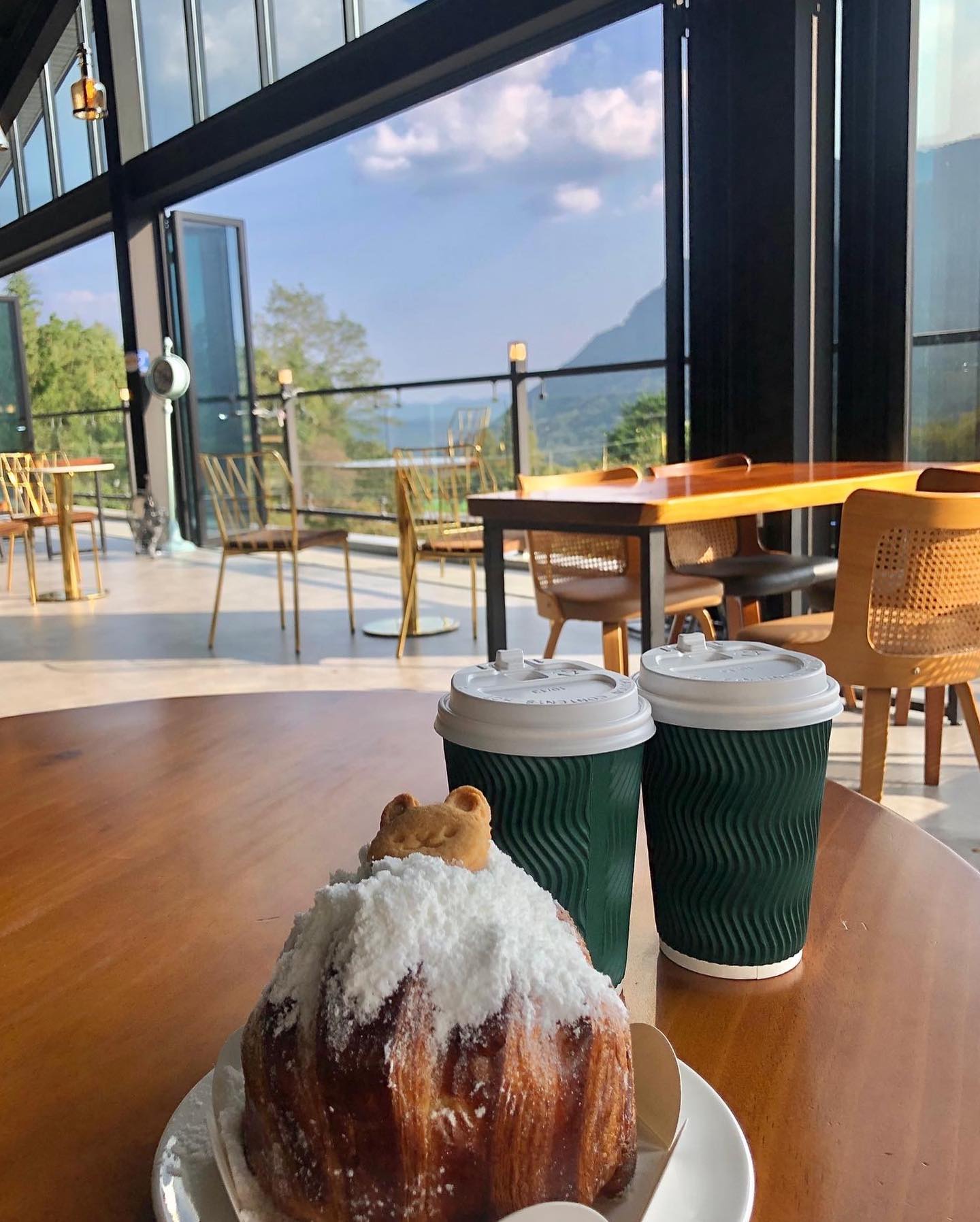 🧸 올라알파카 (화순) 

▫️분위기 ★ ★ ★ ★ 
▫️음식 ★ ★ ★ ★
▫️재방문 ★ ★ ★ ★ 

요즘같은 날씨에 가면 딱 좋을 마운틴뷰 카페예요⛰ 갈 때 마다 멋진 뷰에 감탄 하는 곳 〰

워낙 높은 대지에 위치해 있는 카페라, 멋진 무등산 뷰를 만끽할 수 있어요. 

모든 창이 개방되어있고 천장이 정말 높아서 살랑 살랑 기분좋은 바람 느끼며 커피를 즐길 수 있어서 정말 좋았어요. 

밖에 나가면 귀여운 알파카와 오리가 있어서 구경하는 재미도 있는 곳입니다. 직접 먹이를 주는 체험을 할 수 있어서 아이들이 엄청 신나하더라구요. 동물도 아이들도 넘나 귀욤 🙂 

커피는 무난한 맛이고, 이 곳은 베이커리 카페라 빵이 꽤 다양한 편인데, 가격대는 높은 편이지만, 먹어봤던 빵들 모두 다 맛있는 편이었어요. 

개인적으로 “아몬드크로와상” 과 “몽블랑”을 추천합니다! 

✔️ 아메리카노 (5.0) 
✔️ 카페 라떼 (6.0) 
✔️ 몽블랑 (7.0) 
✔️ 아몬드 크로와상 (5.5) 

#탱자_화순